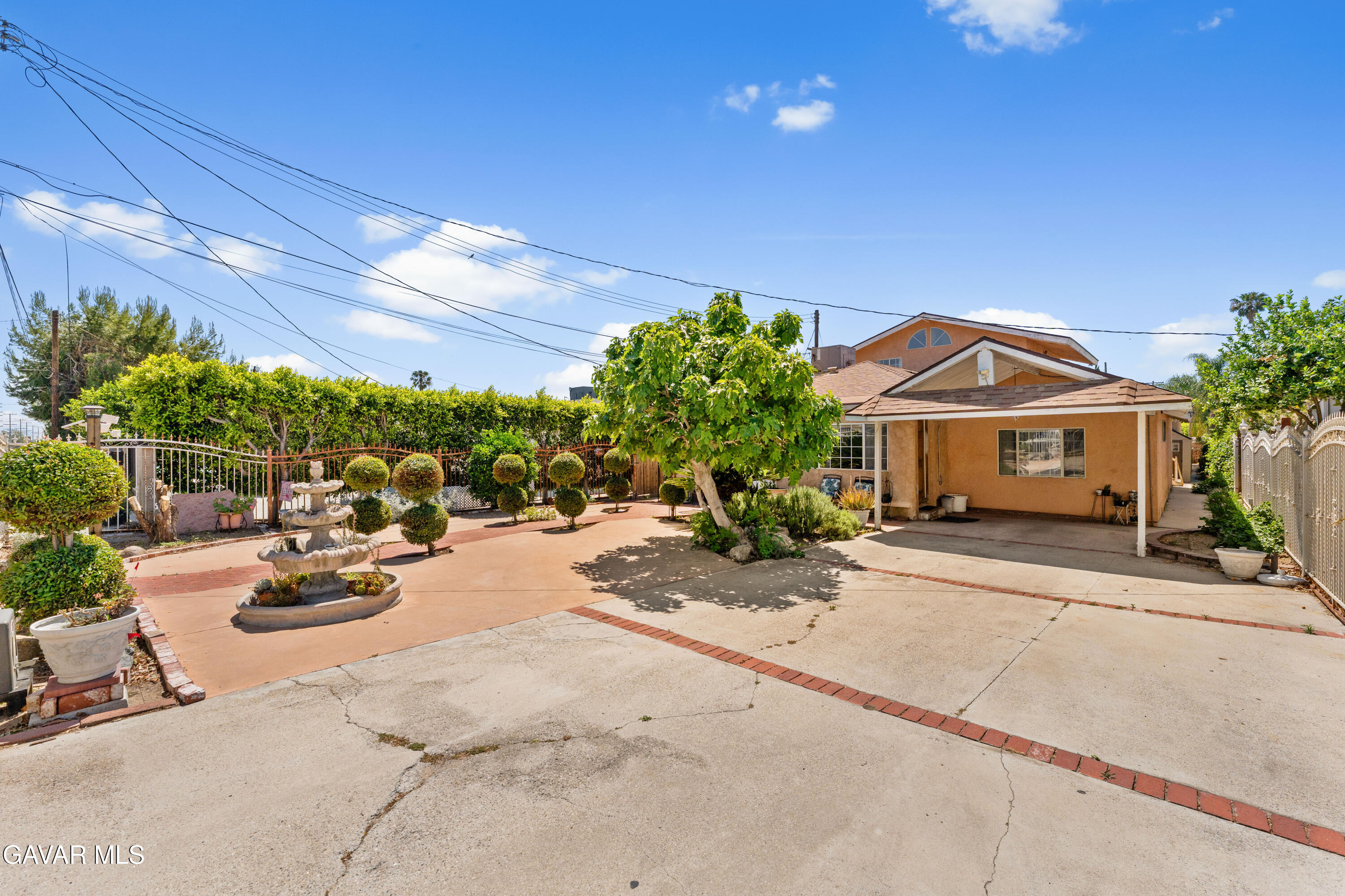 13007 Glenoaks Boulevard Property Photo 3