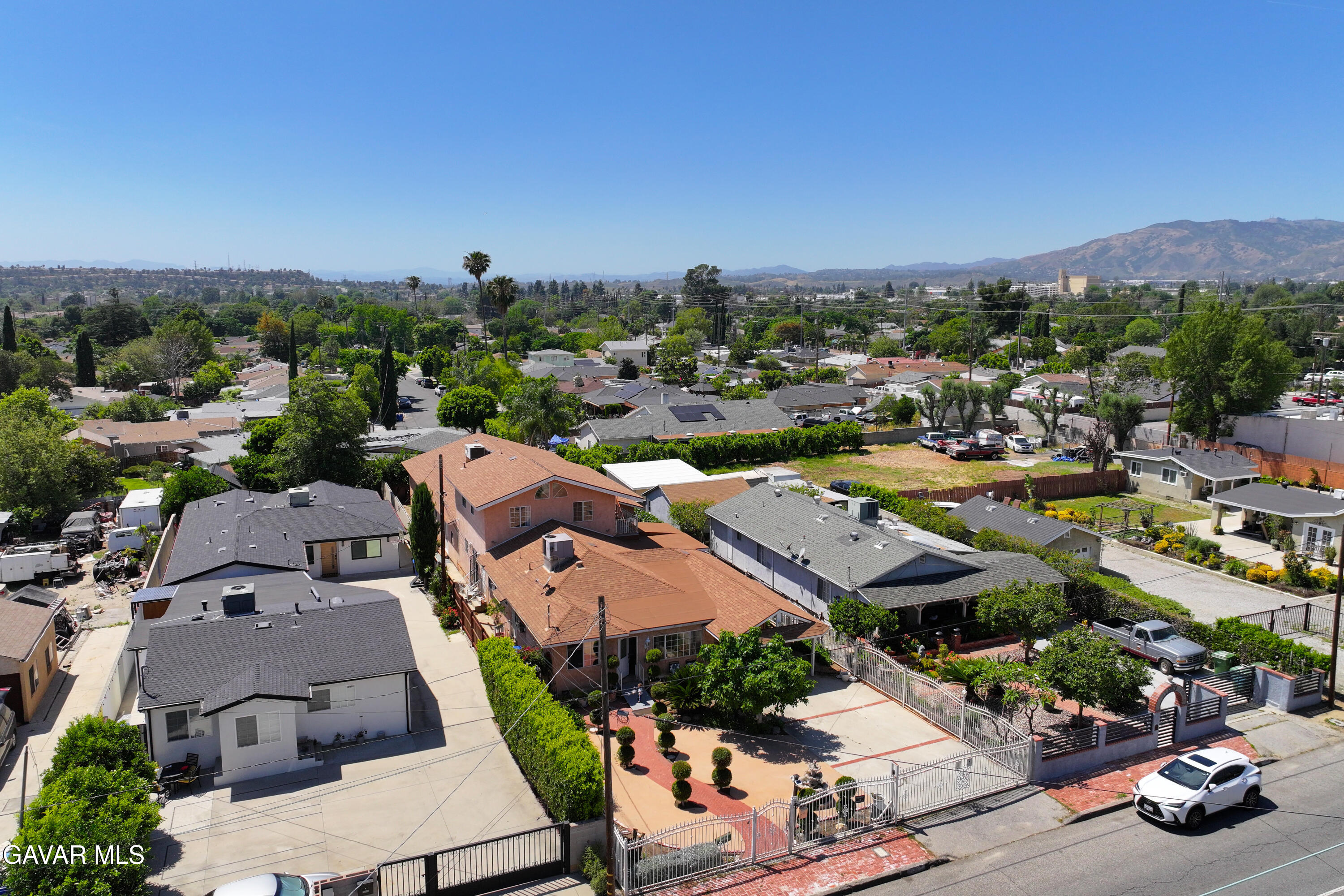 13007 Glenoaks Boulevard Property Photo 5