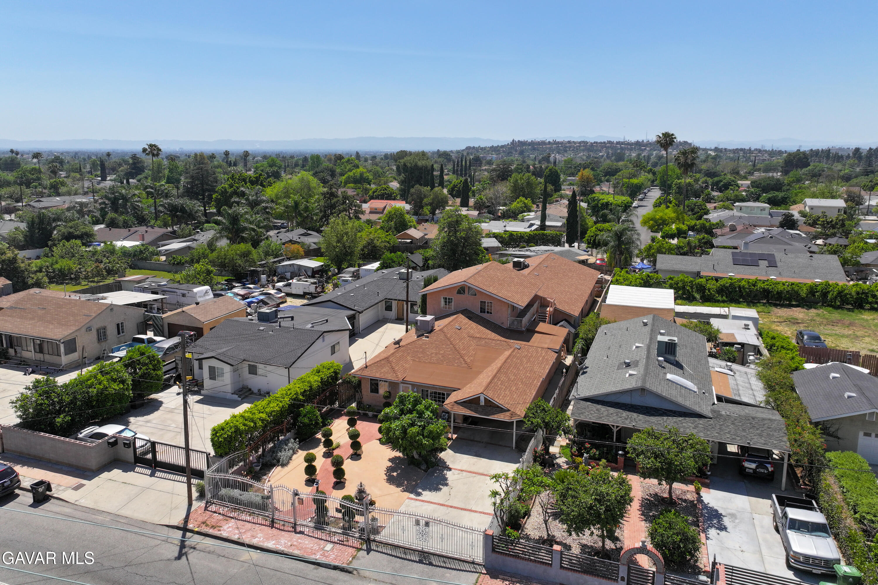 13007 Glenoaks Boulevard Property Photo 6
