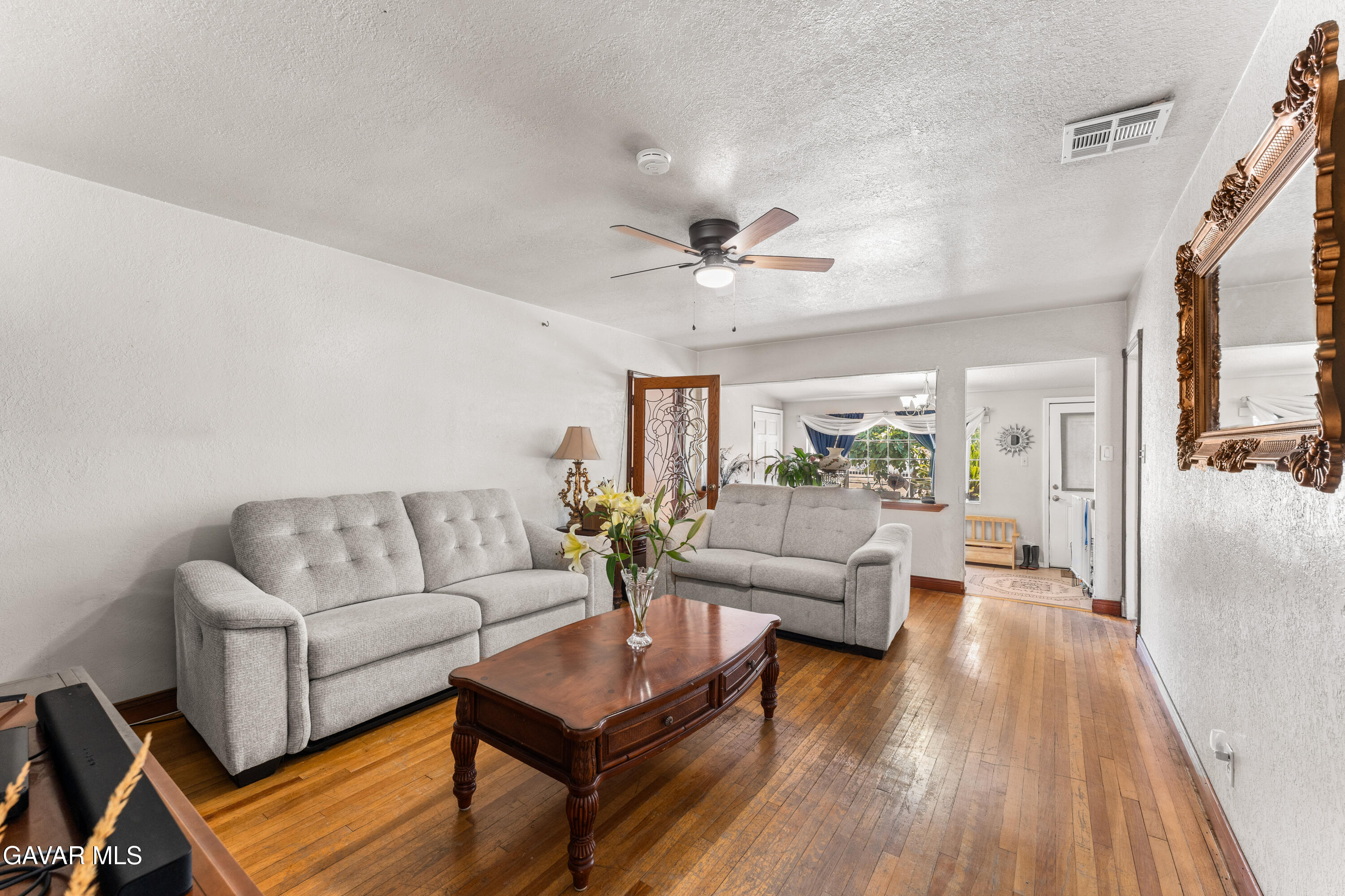 13007 Glenoaks Boulevard Property Photo 7