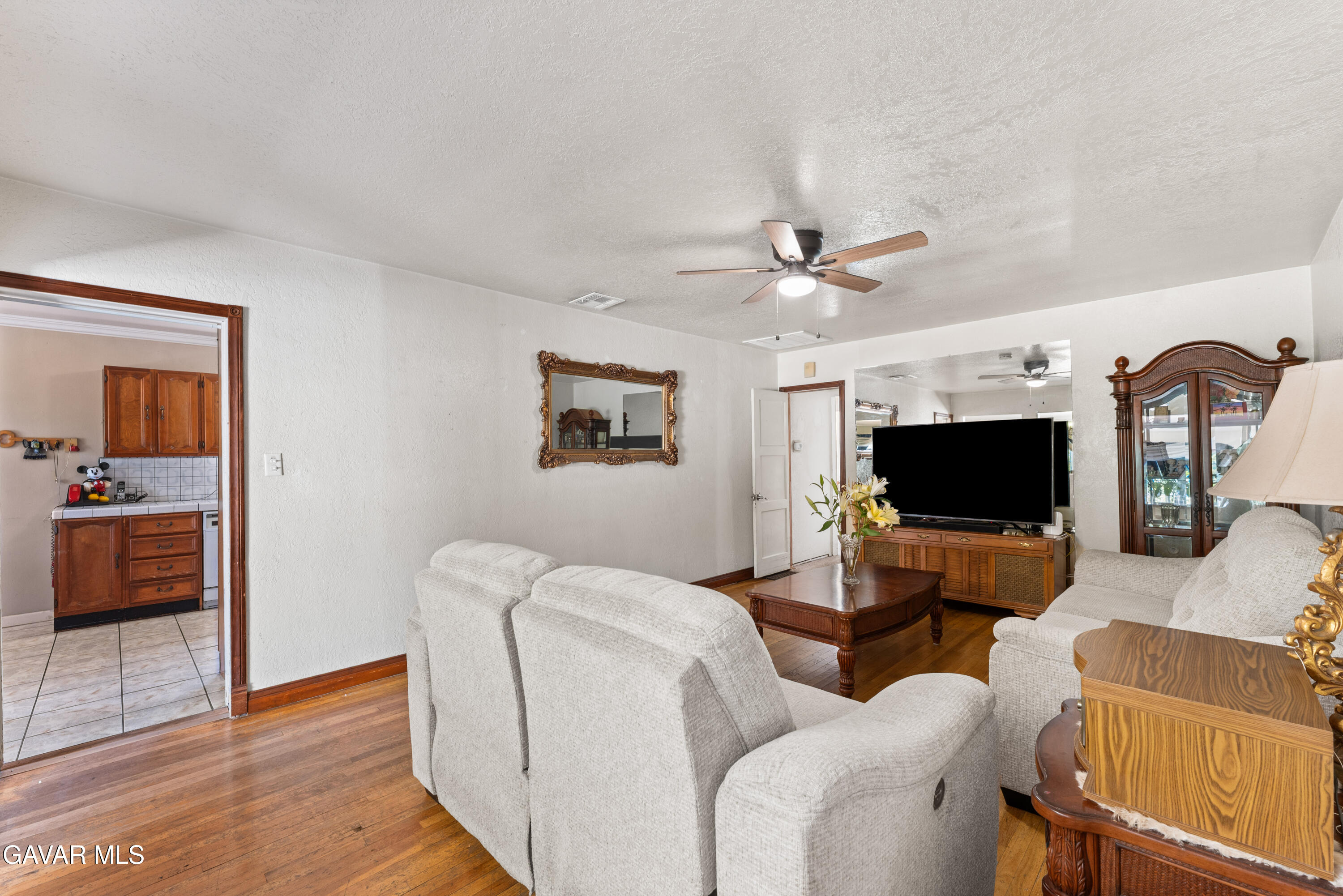 13007 Glenoaks Boulevard Property Photo 8