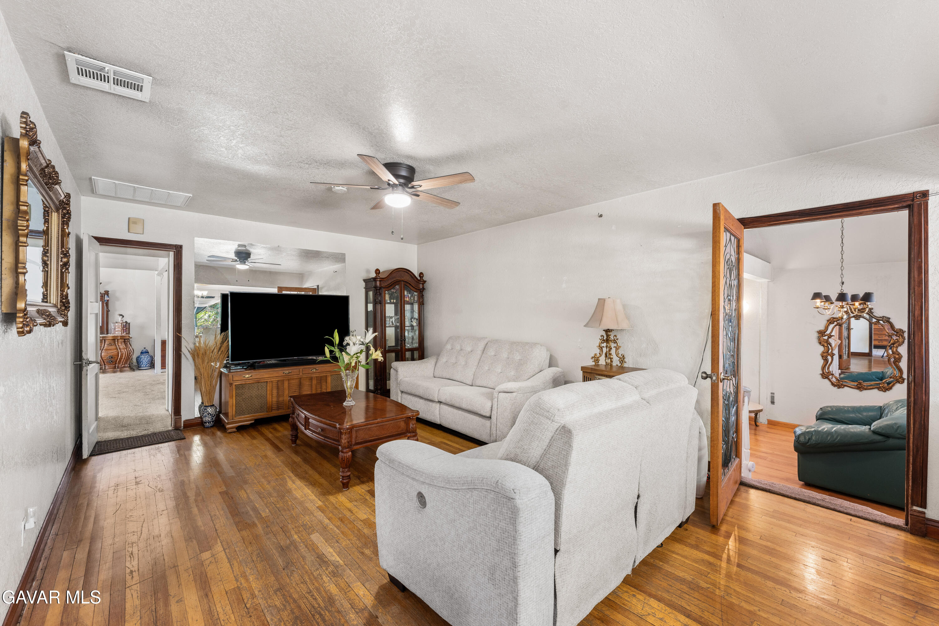 13007 Glenoaks Boulevard Property Photo 9