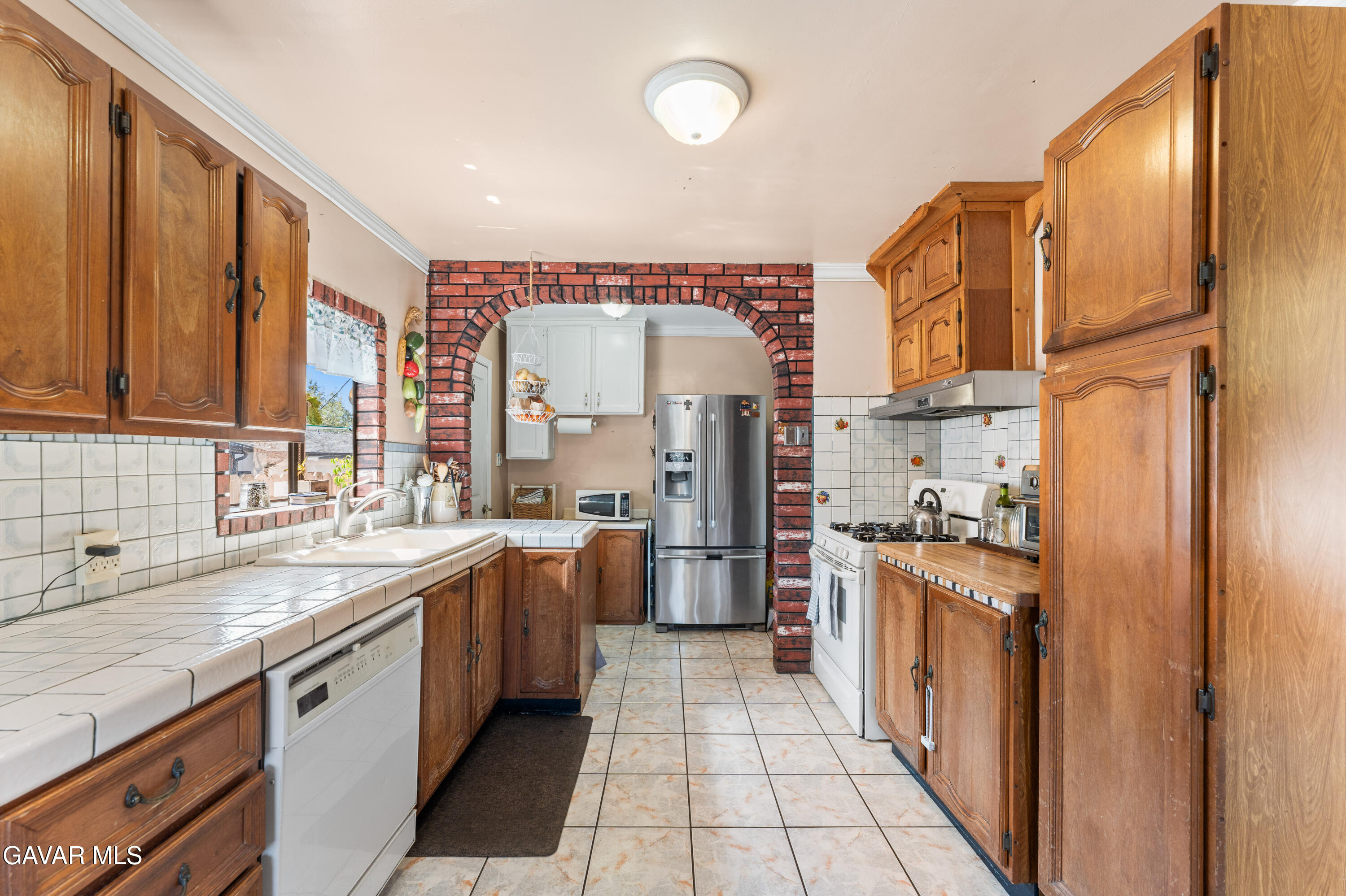 13007 Glenoaks Boulevard Property Photo 10