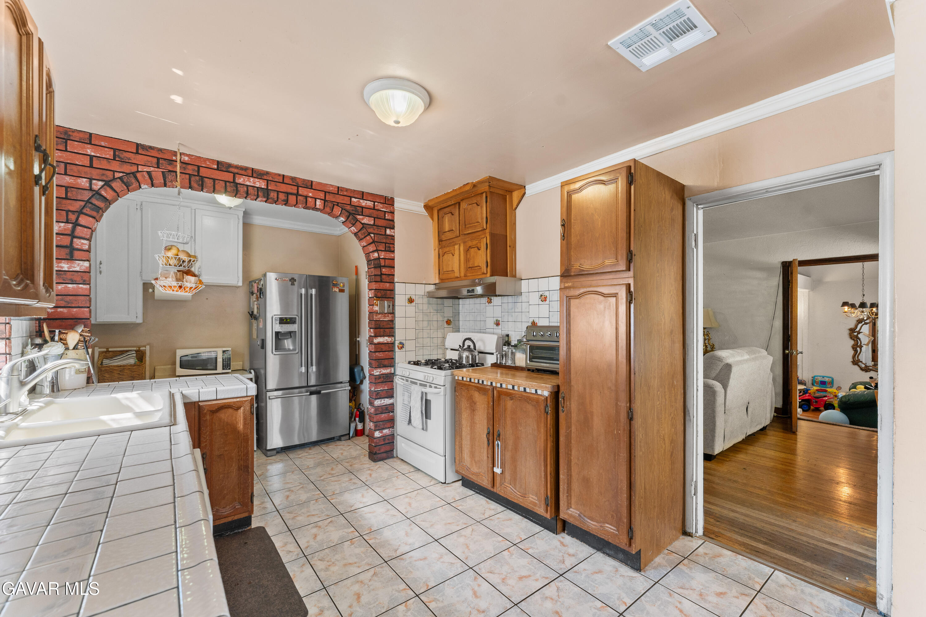 13007 Glenoaks Boulevard Property Photo 12