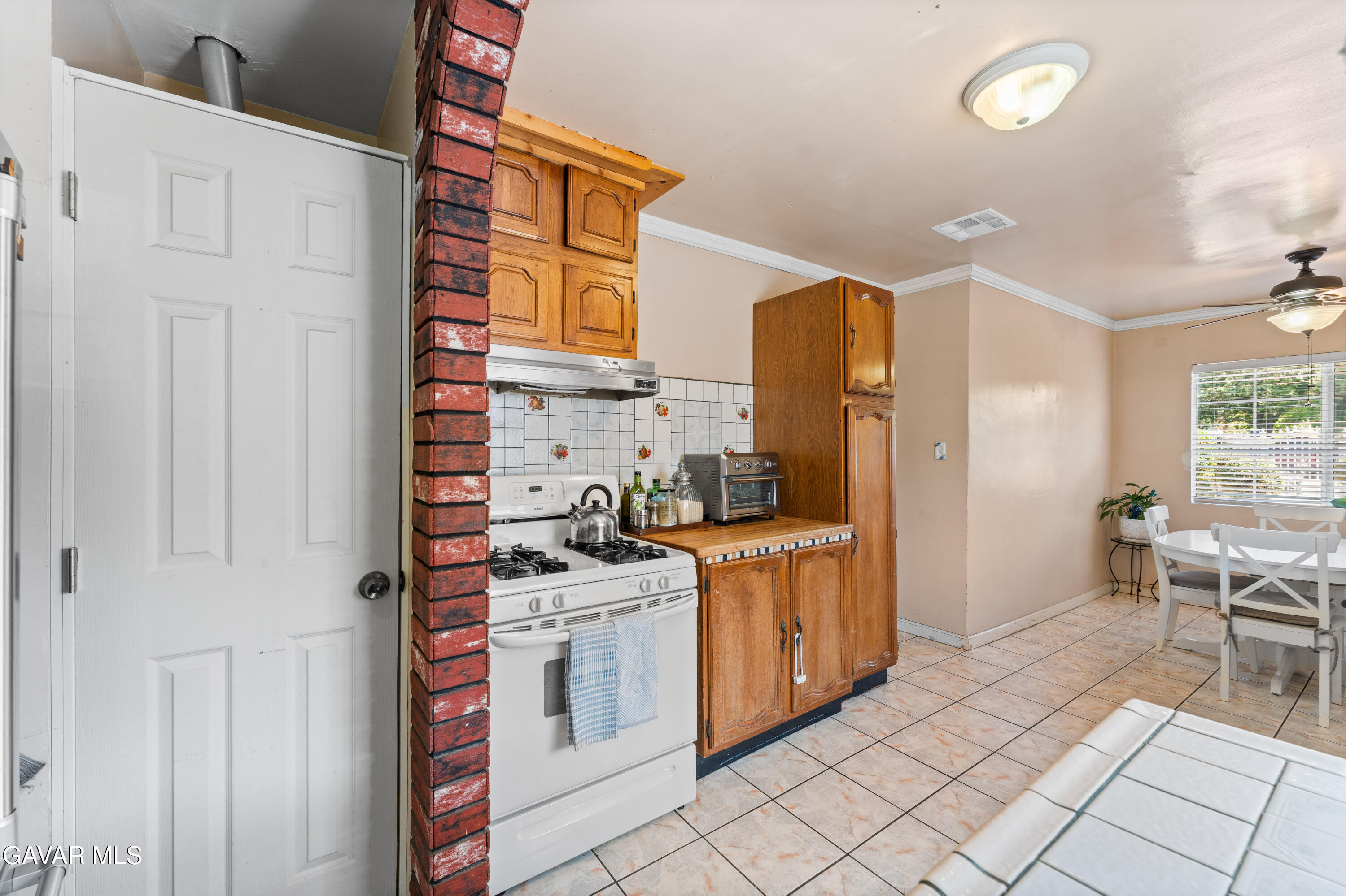 13007 Glenoaks Boulevard Property Photo 14