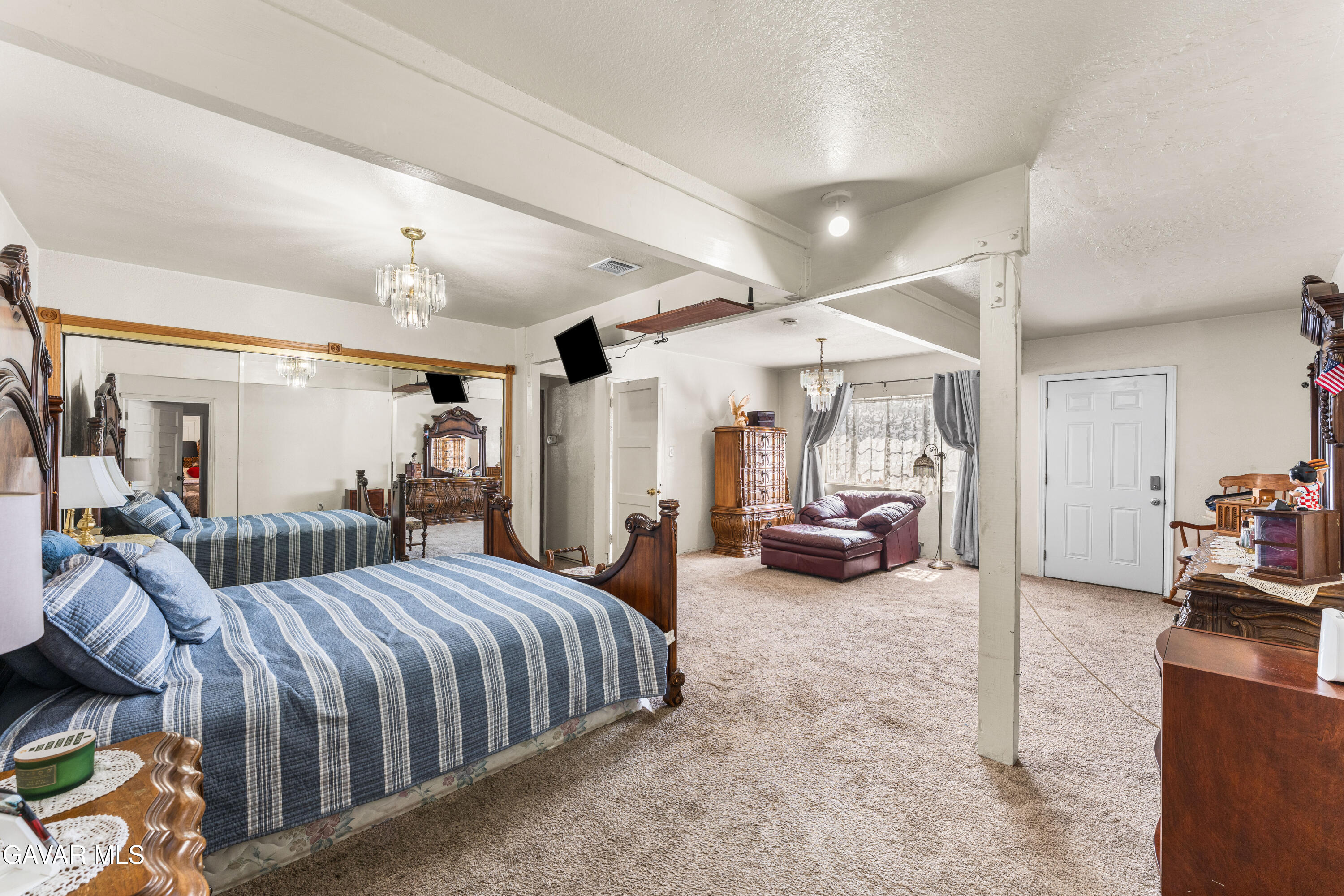 13007 Glenoaks Boulevard Property Photo 19