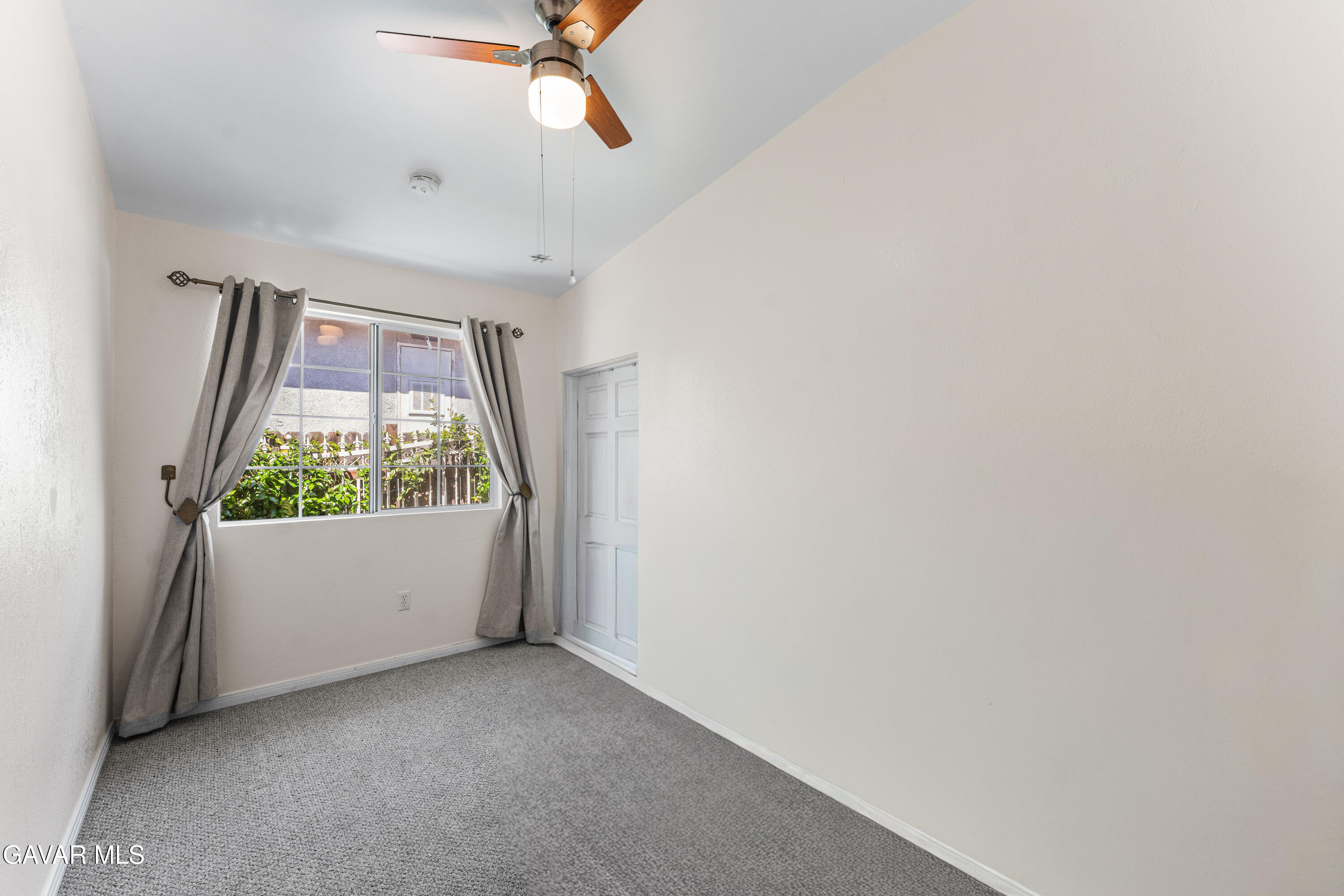 13007 Glenoaks Boulevard Property Photo 29