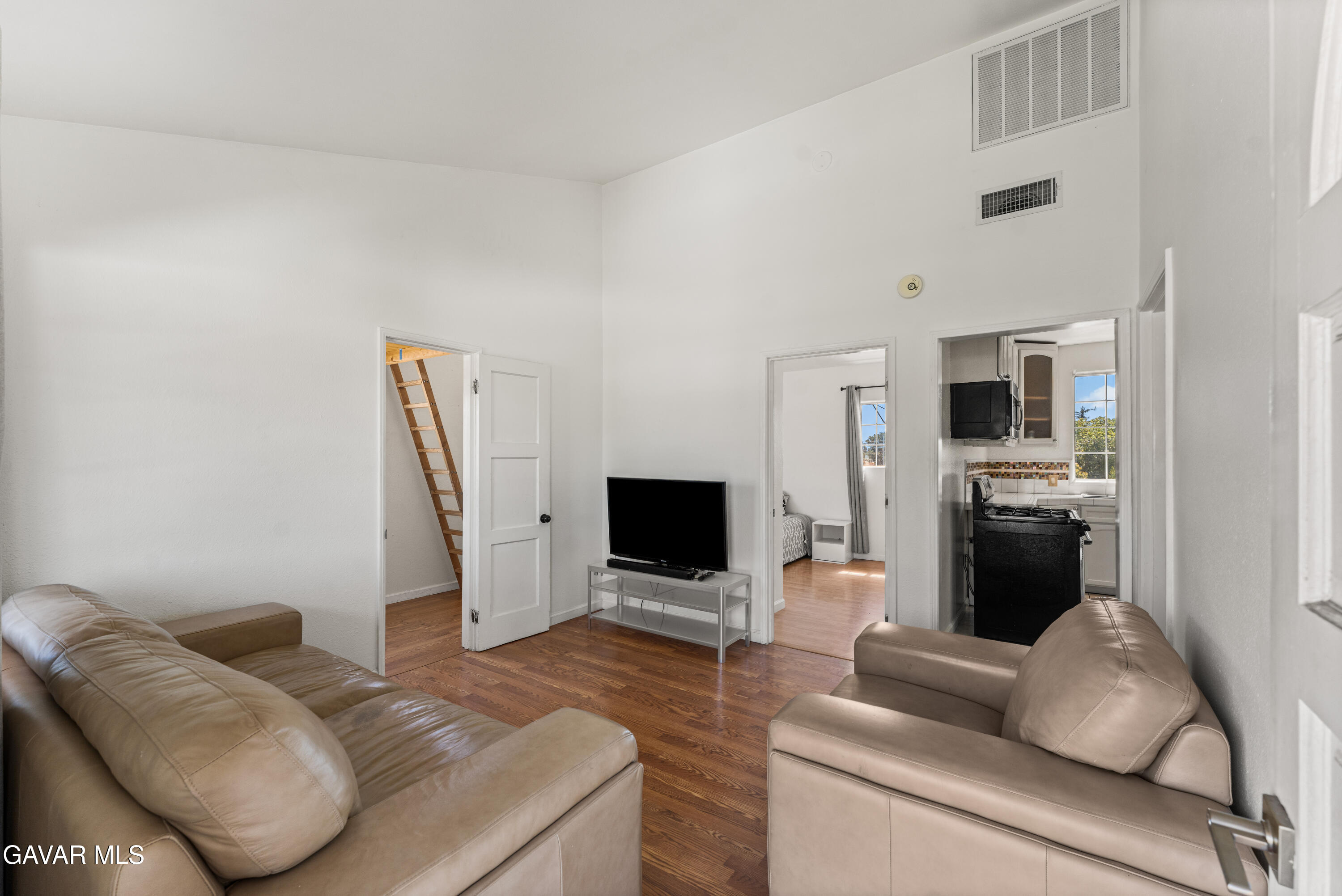 13007 Glenoaks Boulevard Property Photo 59