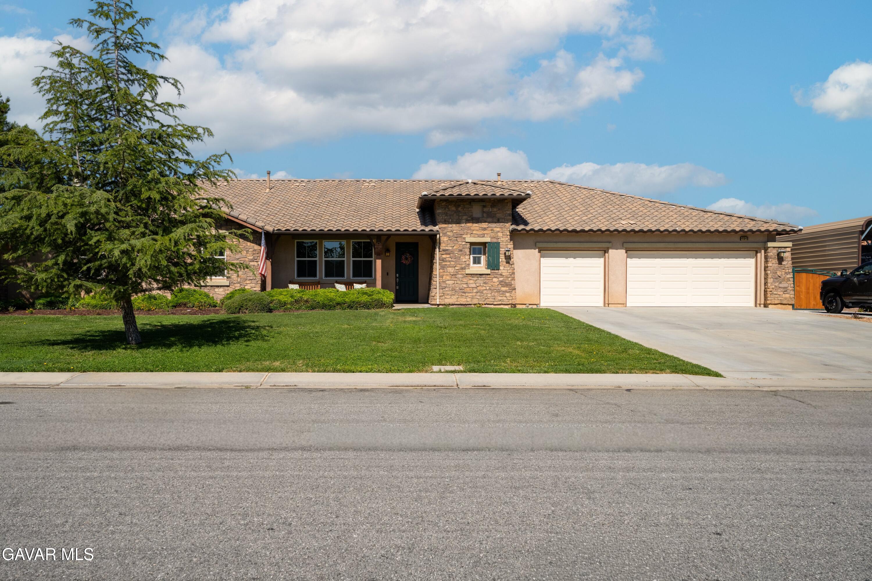 41641 Doverwood Court Property Photo 2
