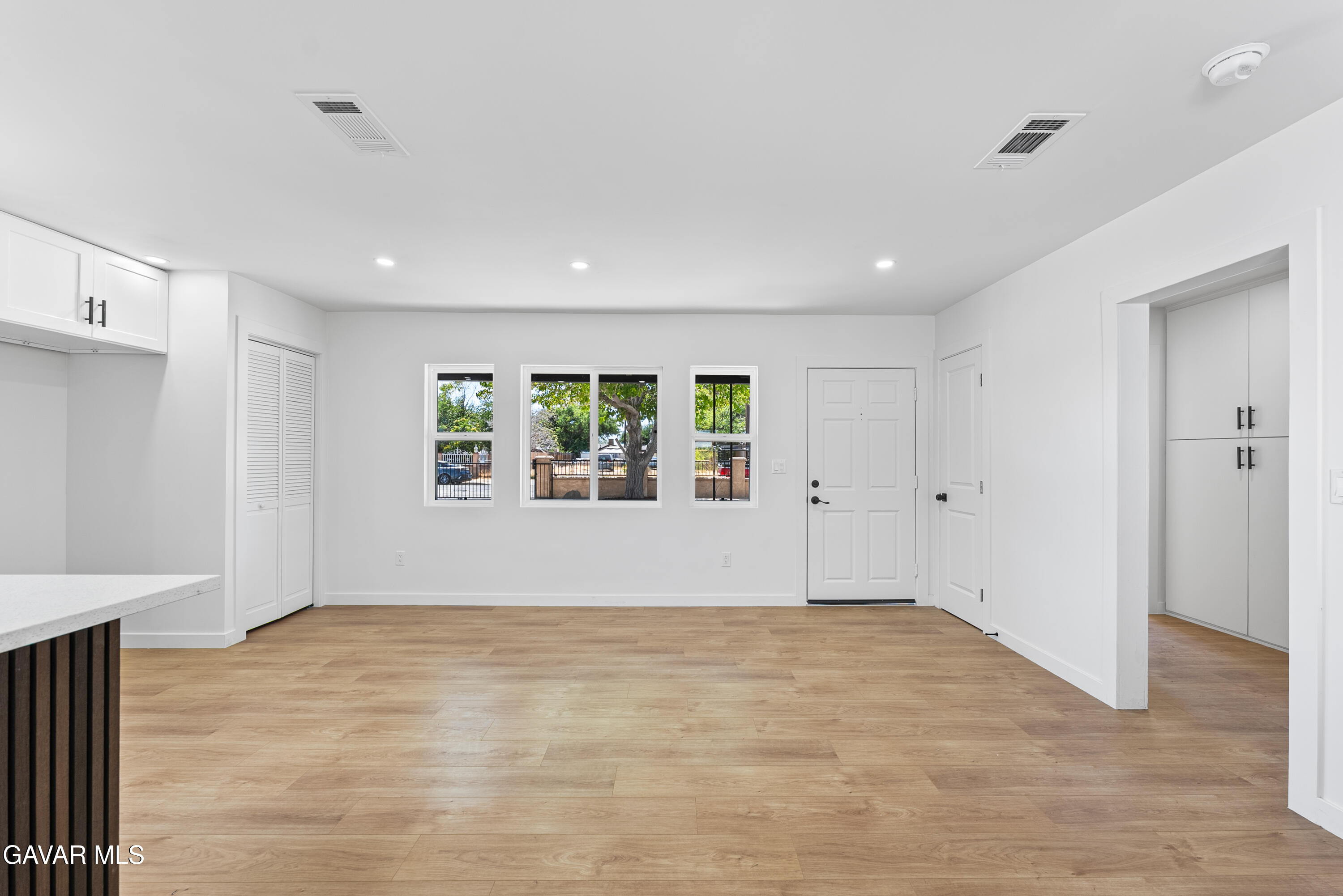 45040 Redwood Avenue Property Photo 3
