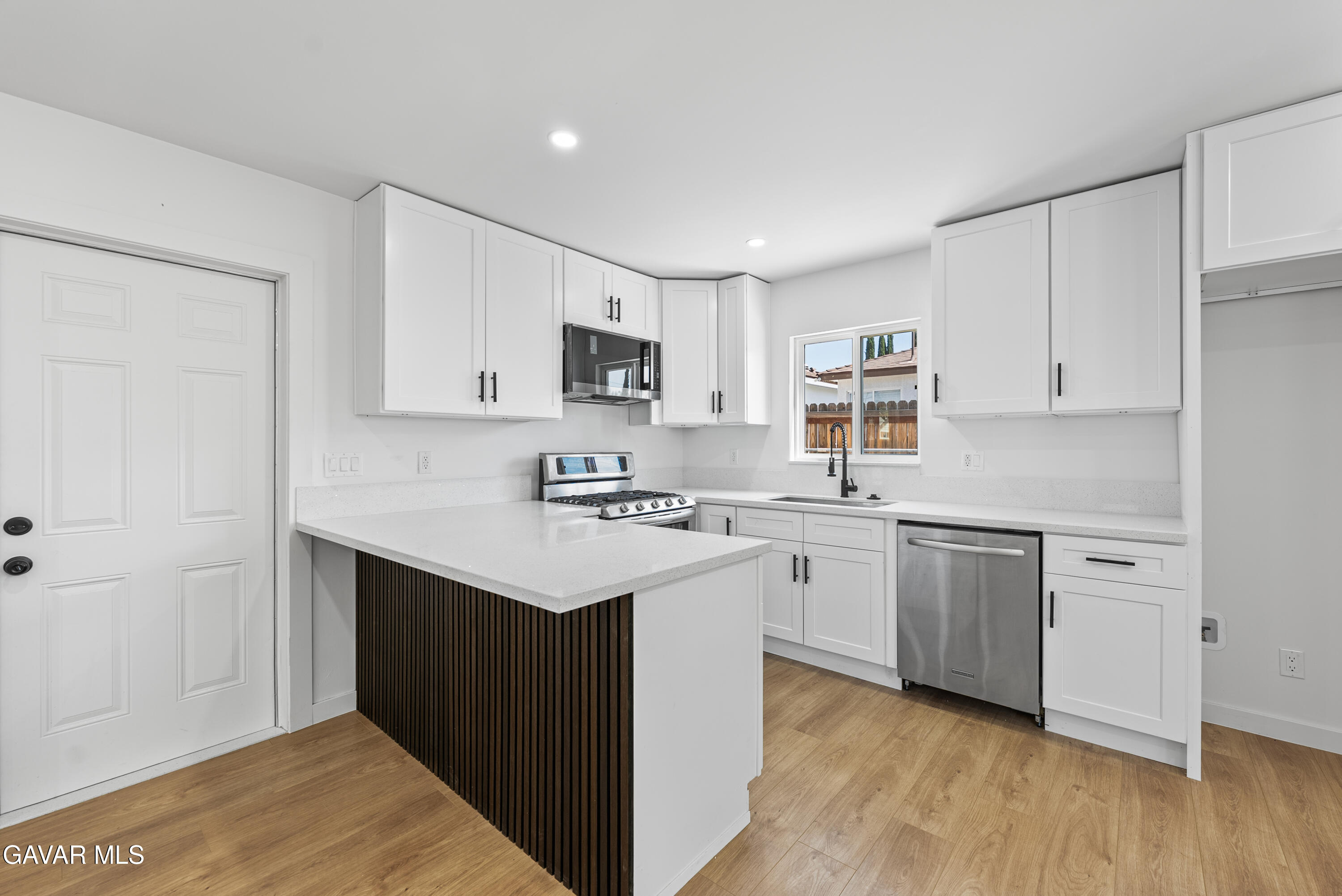 45040 Redwood Avenue Property Photo 5