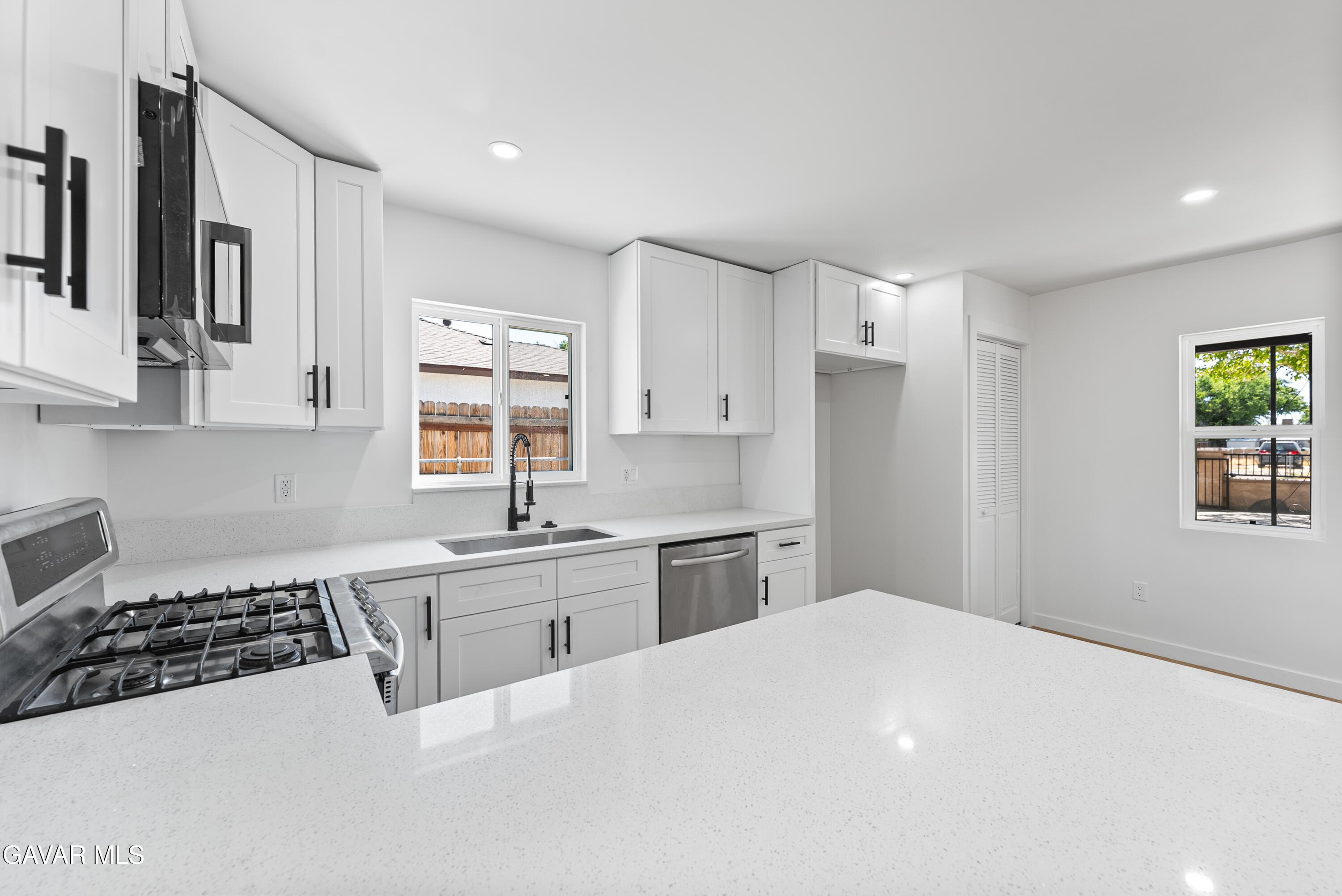 45040 Redwood Avenue Property Photo 6