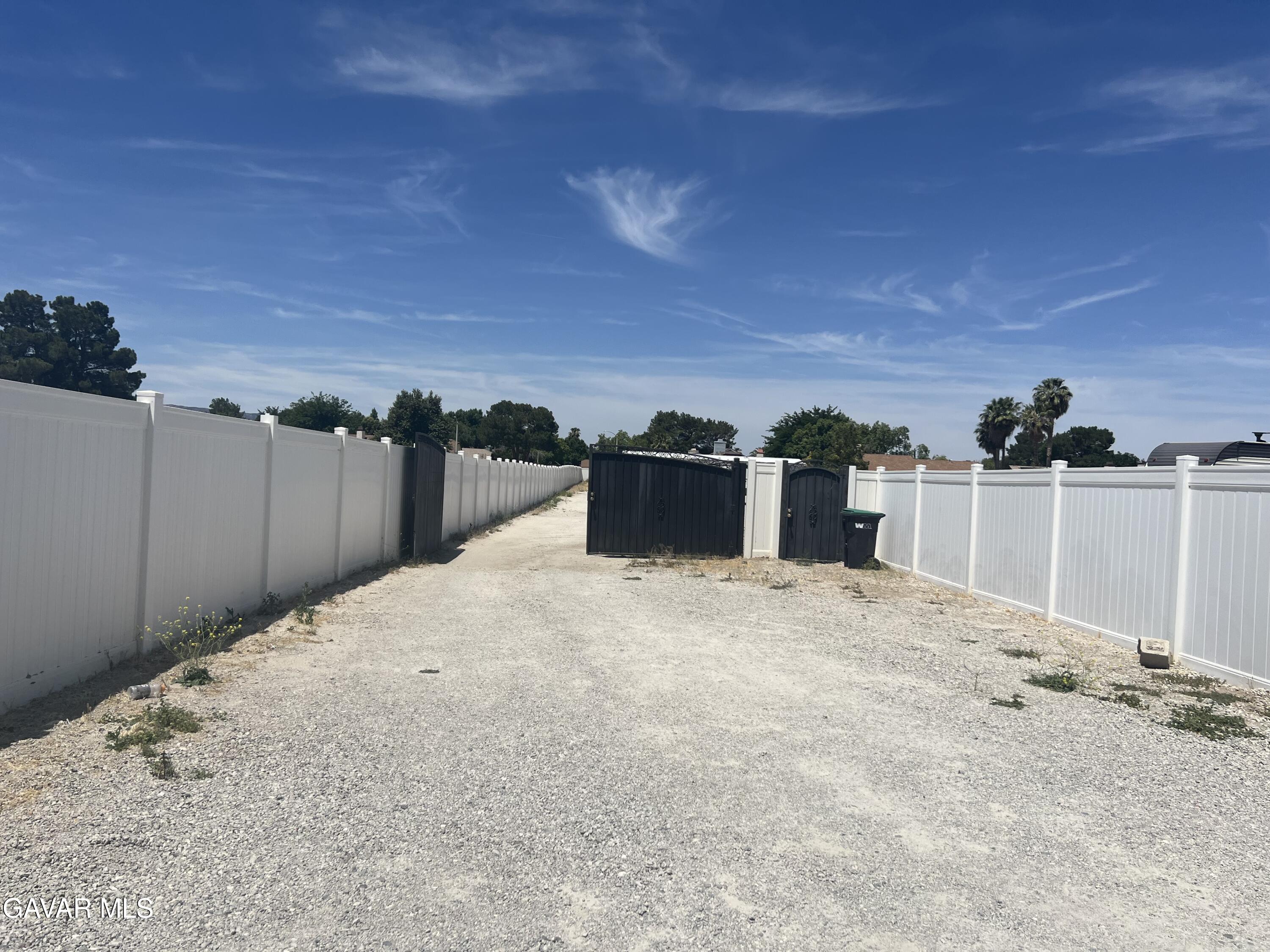 43119 20th Street Property Photo 3