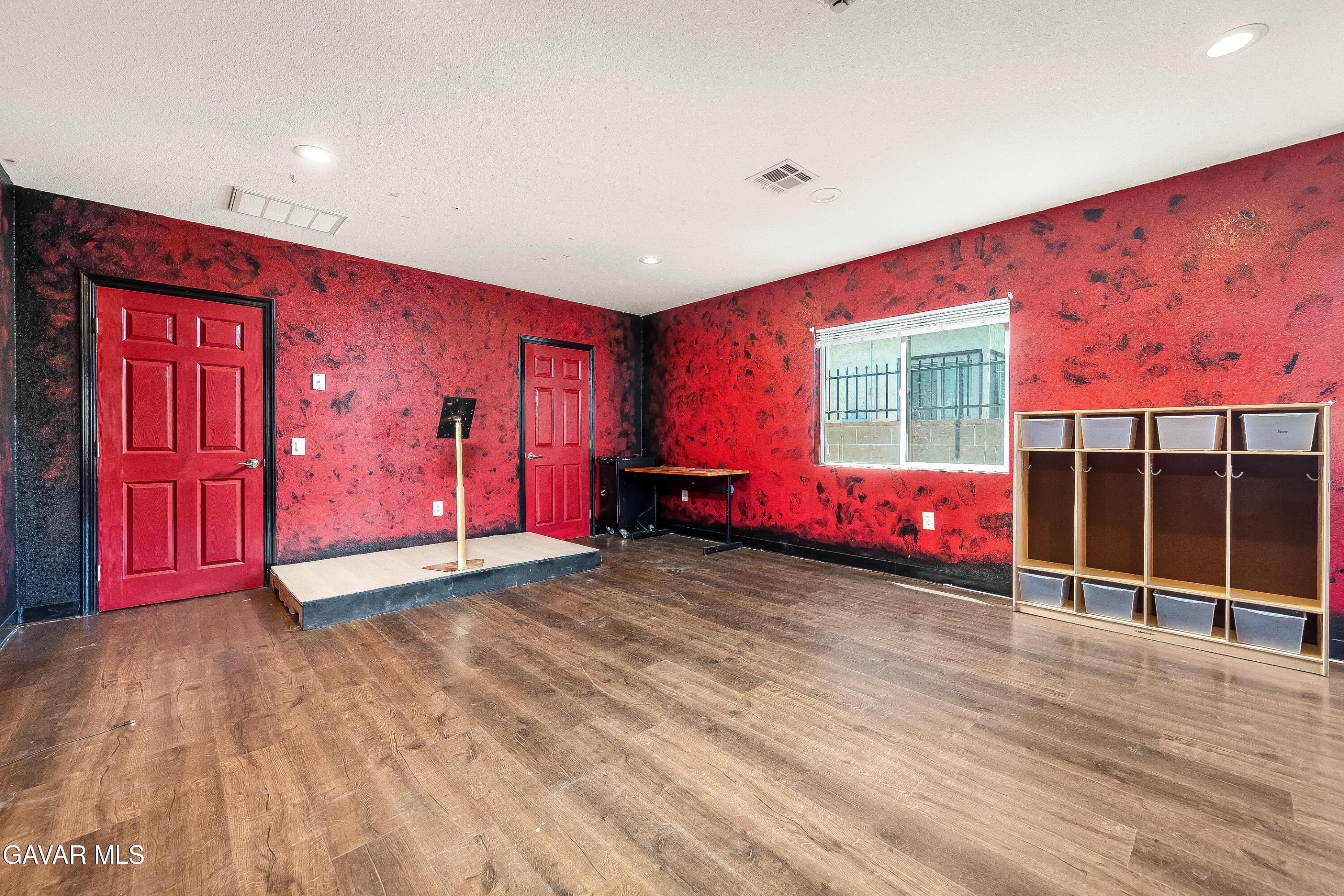 26004483 Property Photo 39