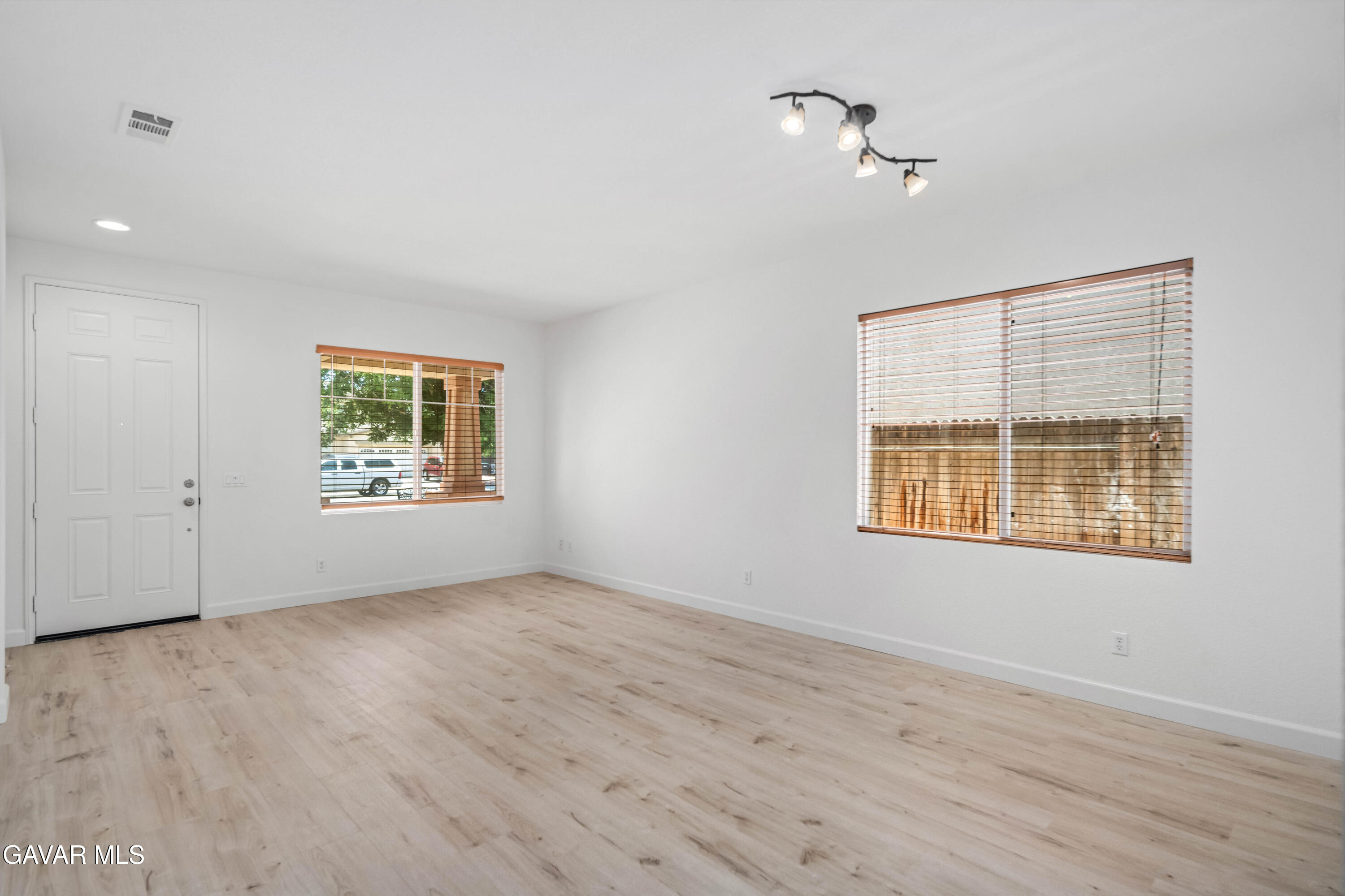 3055 Summer Breeze Avenue Property Photo 6