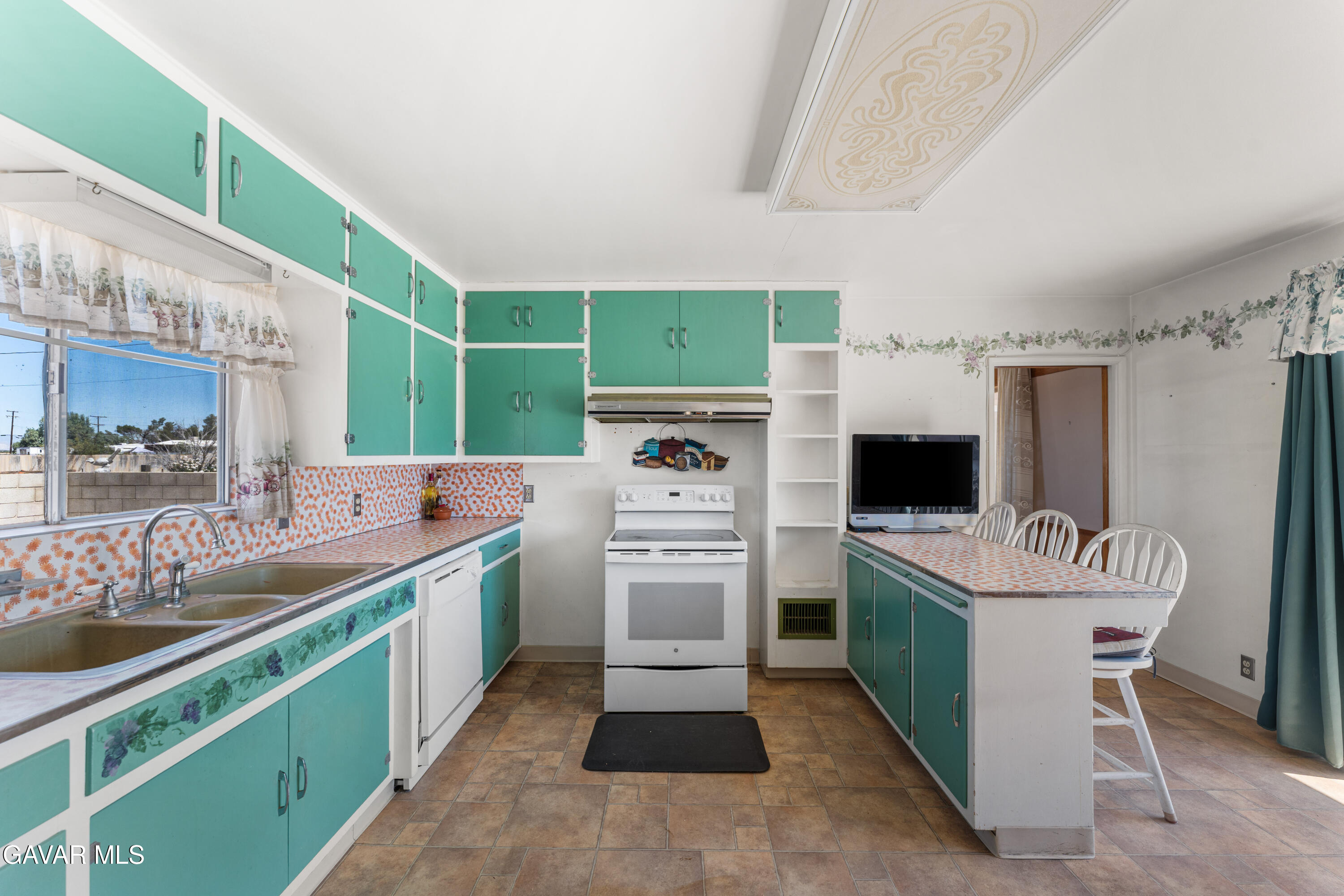 18123 Avenue A Property Photo 8