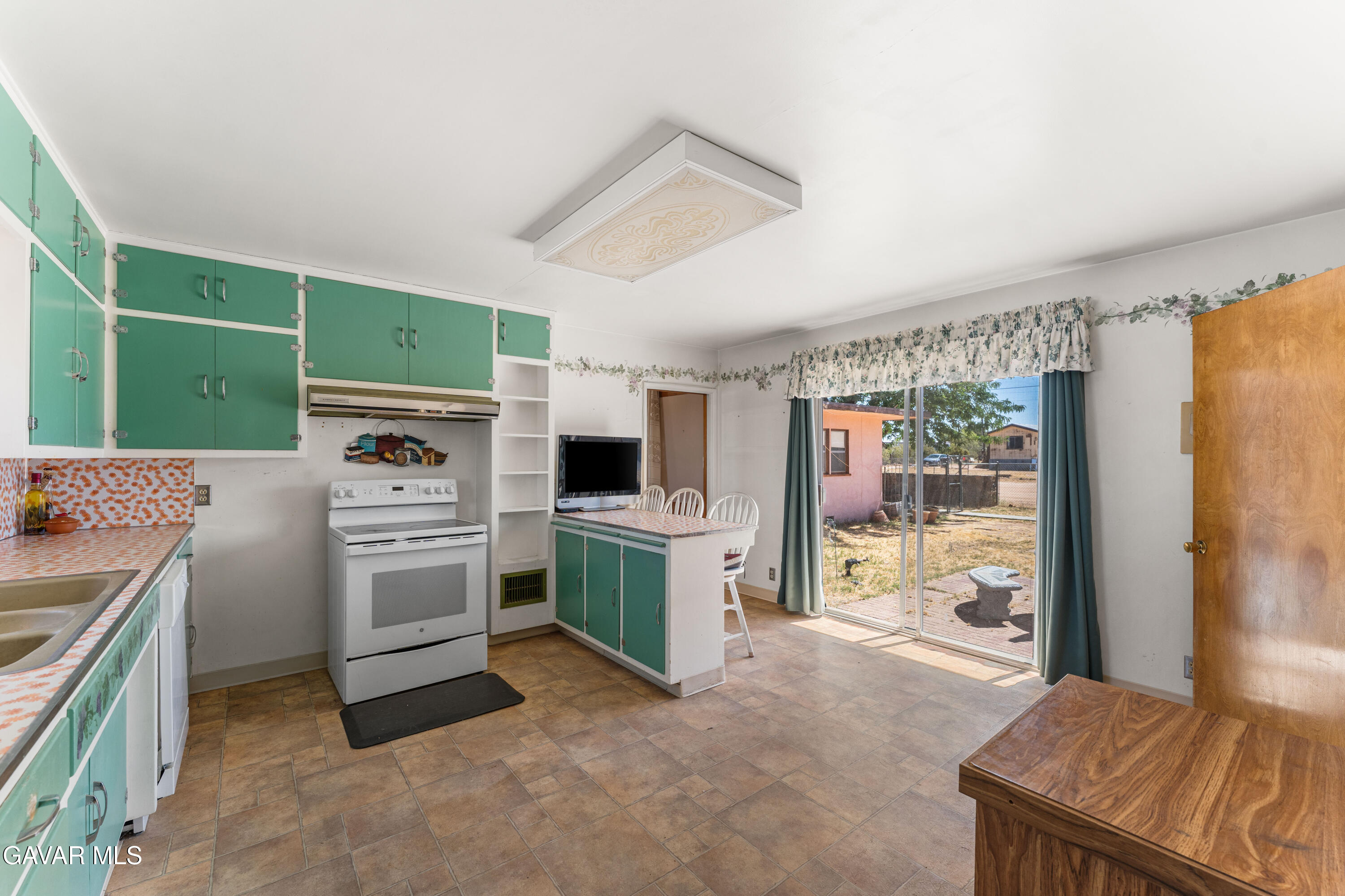 18123 Avenue A Property Photo 9