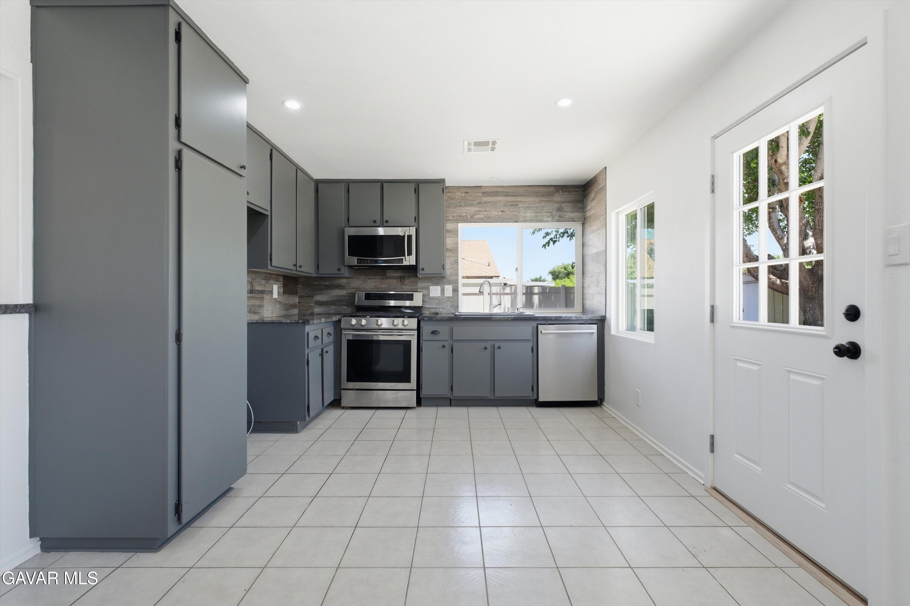 42804 Yew Street Property Photo 6