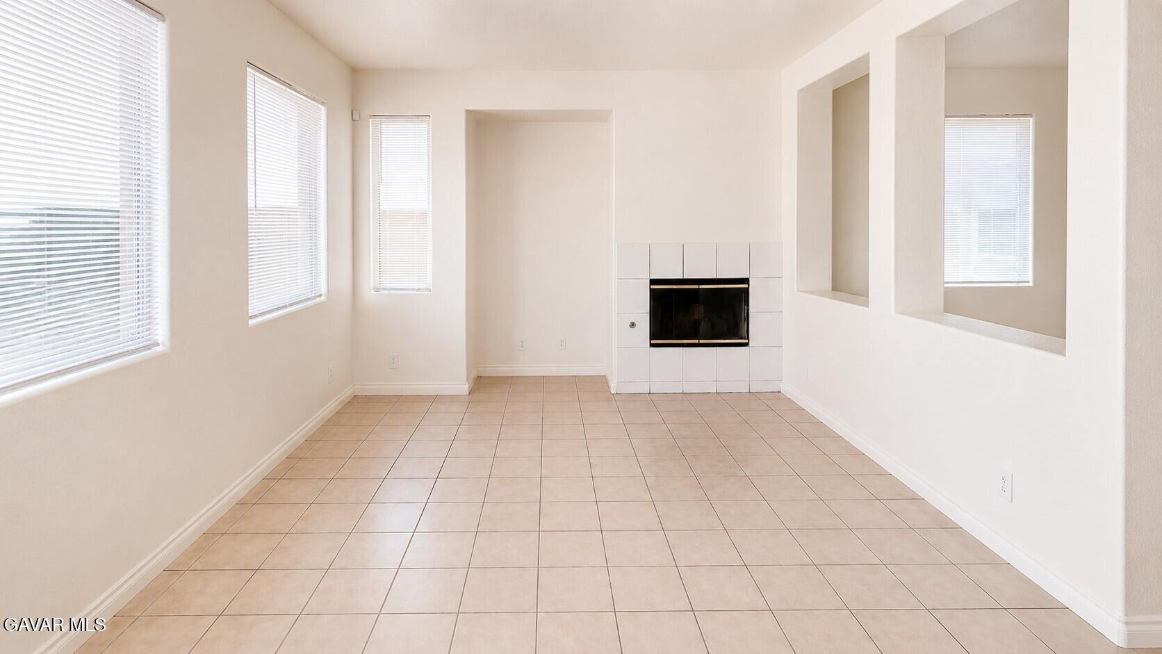 2324 E Newgrove Street Property Photo 6
