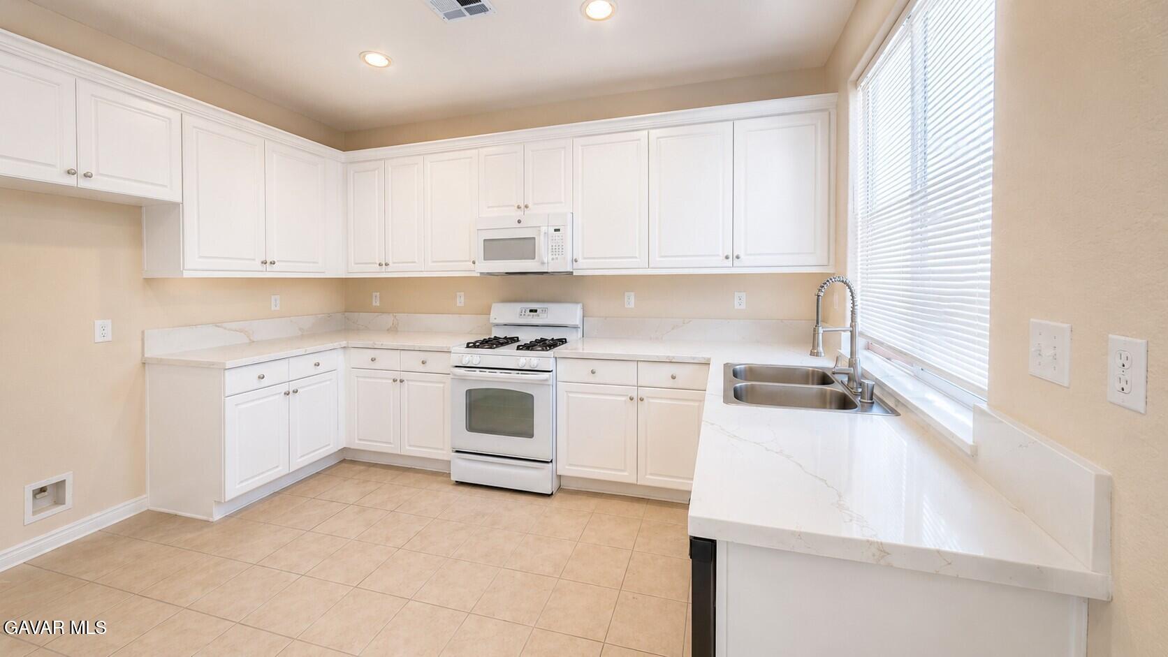 2324 E Newgrove Street Property Photo 8