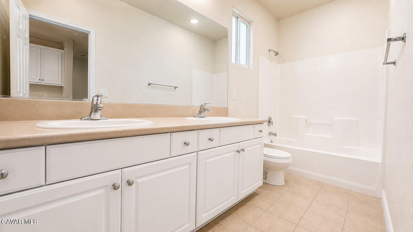 2324 E Newgrove Street Property Photo 10