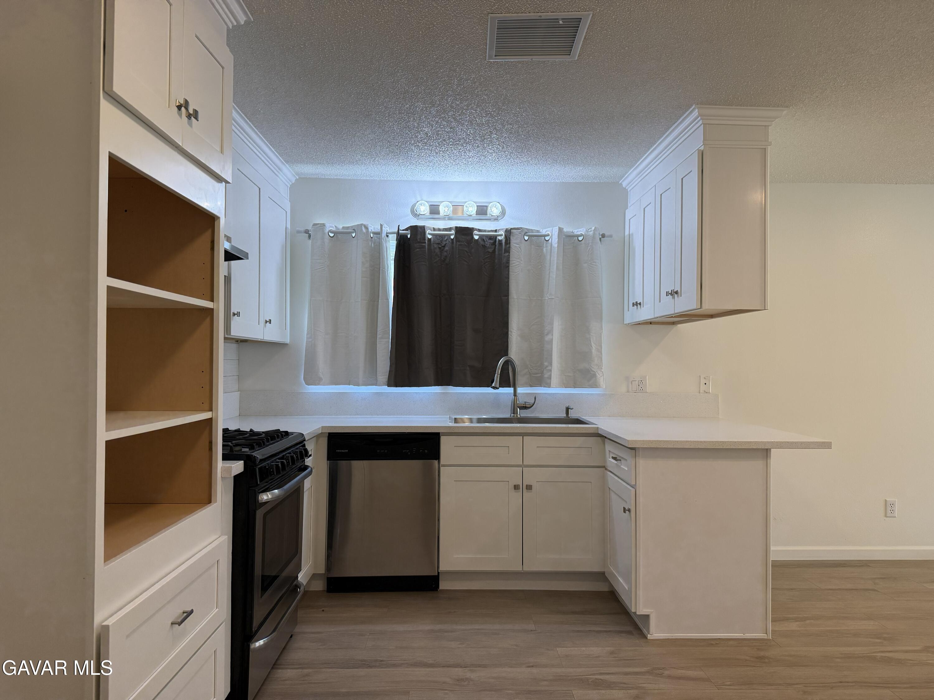 45303 Lorimer Avenue Property Photo 4