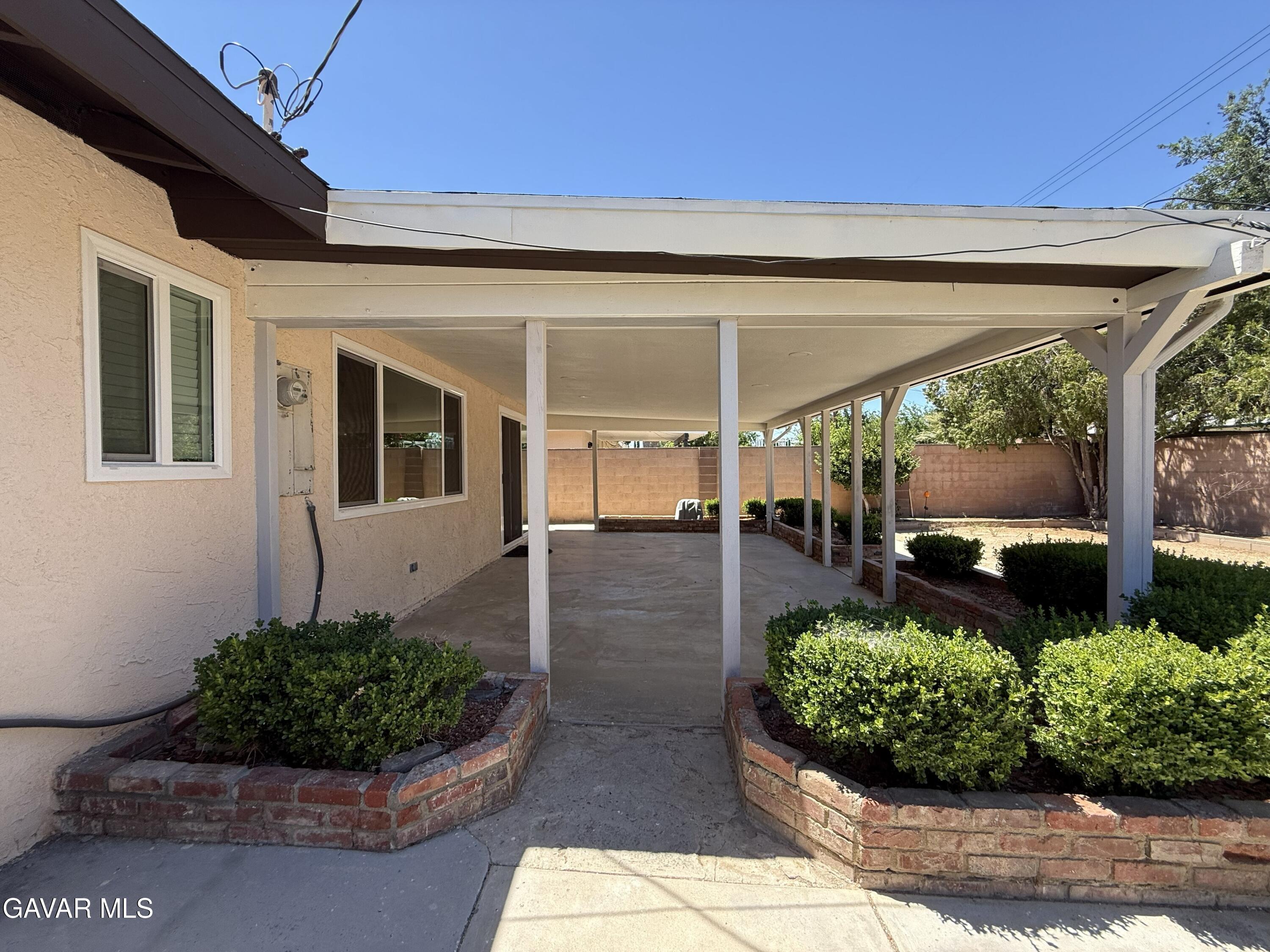 45303 Lorimer Avenue Property Photo 16