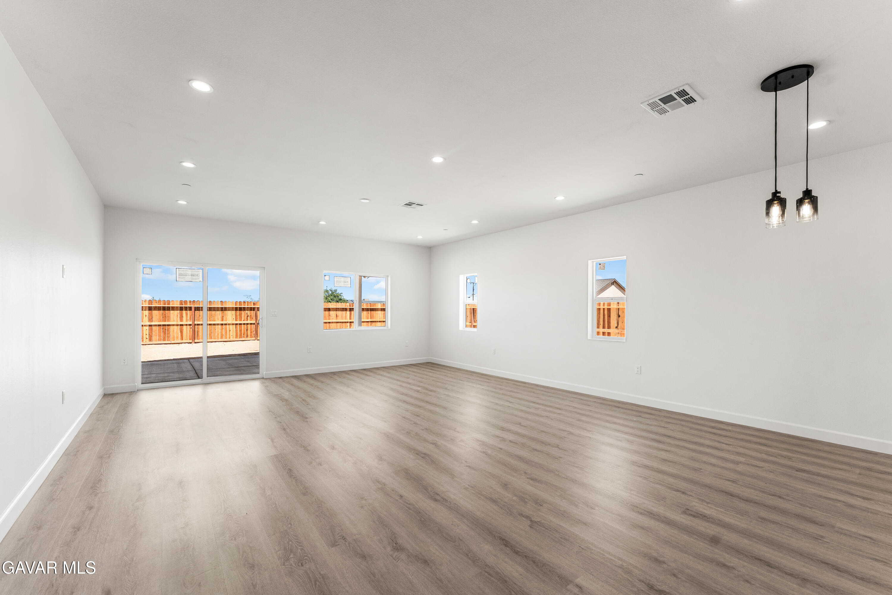 10433 Trumbull Street Property Photo 11