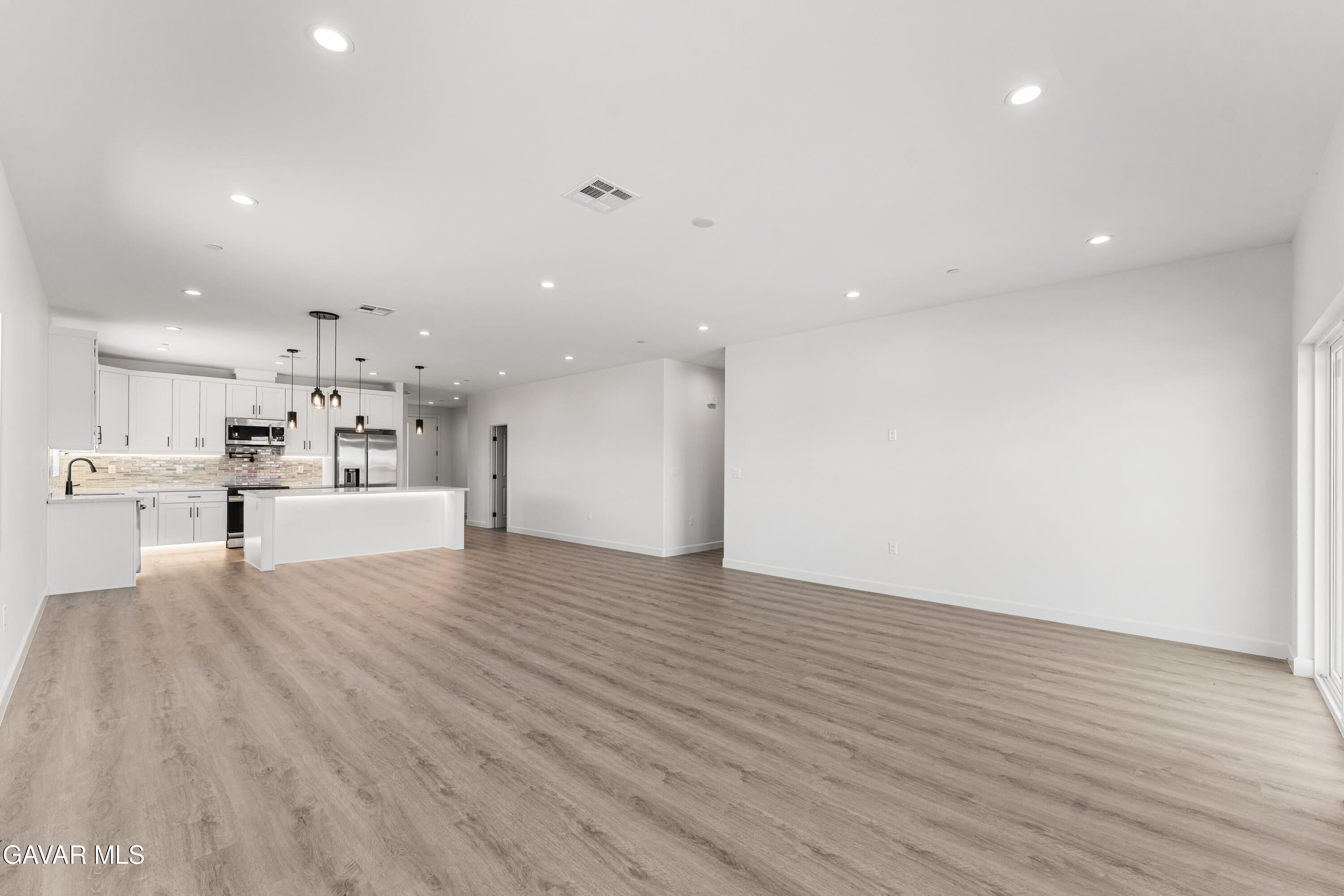 10433 Trumbull Street Property Photo 13