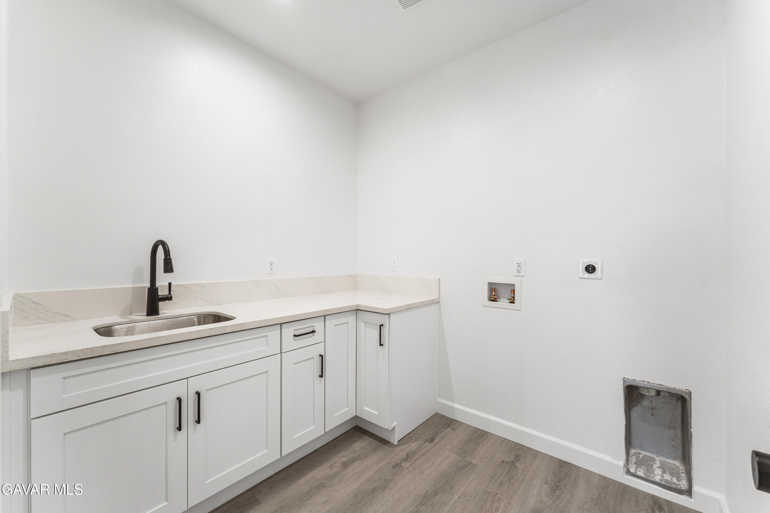 10433 Trumbull Street Property Photo 34