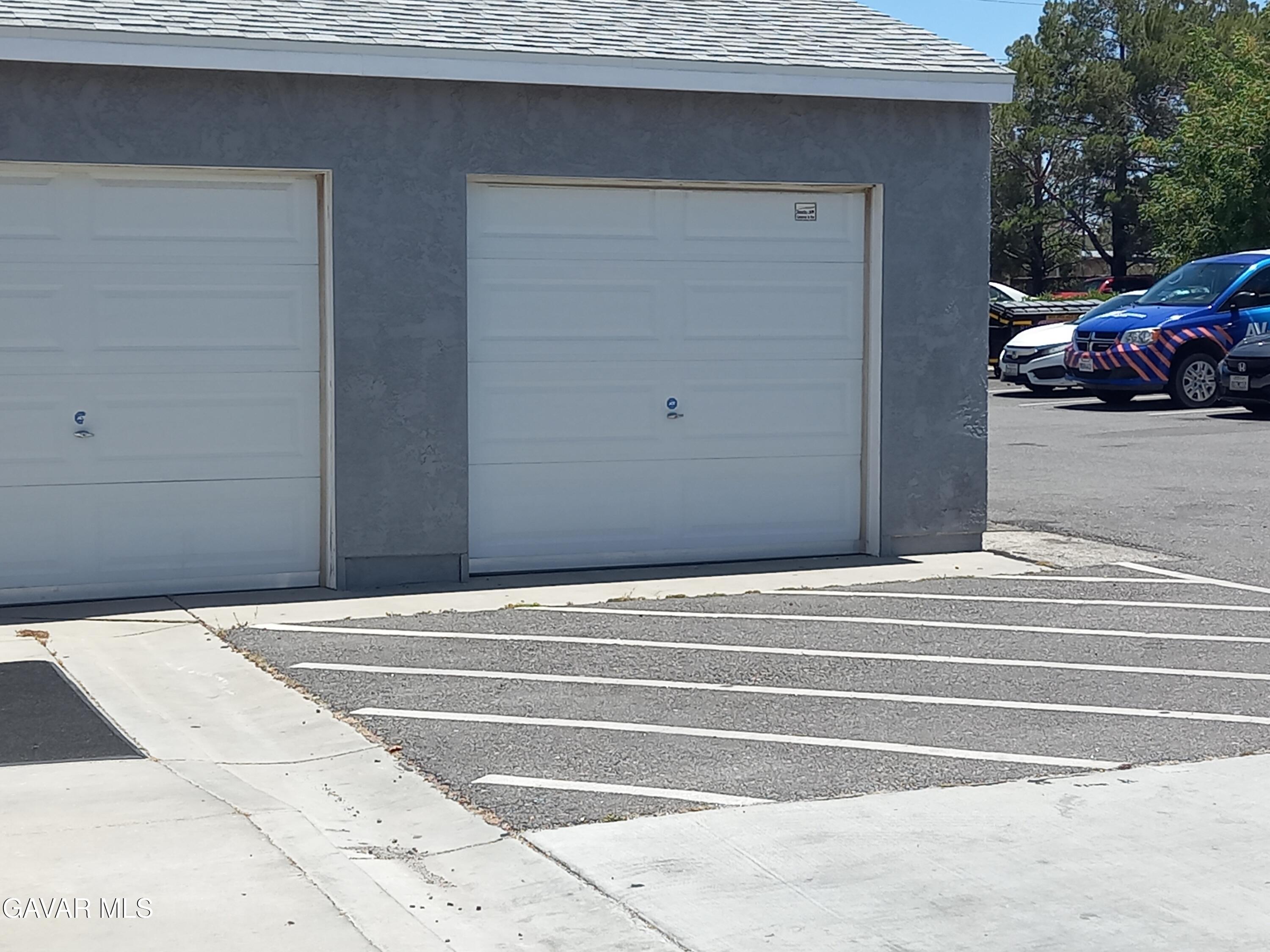 820 W Lancaster Boulevard Property Photo 6