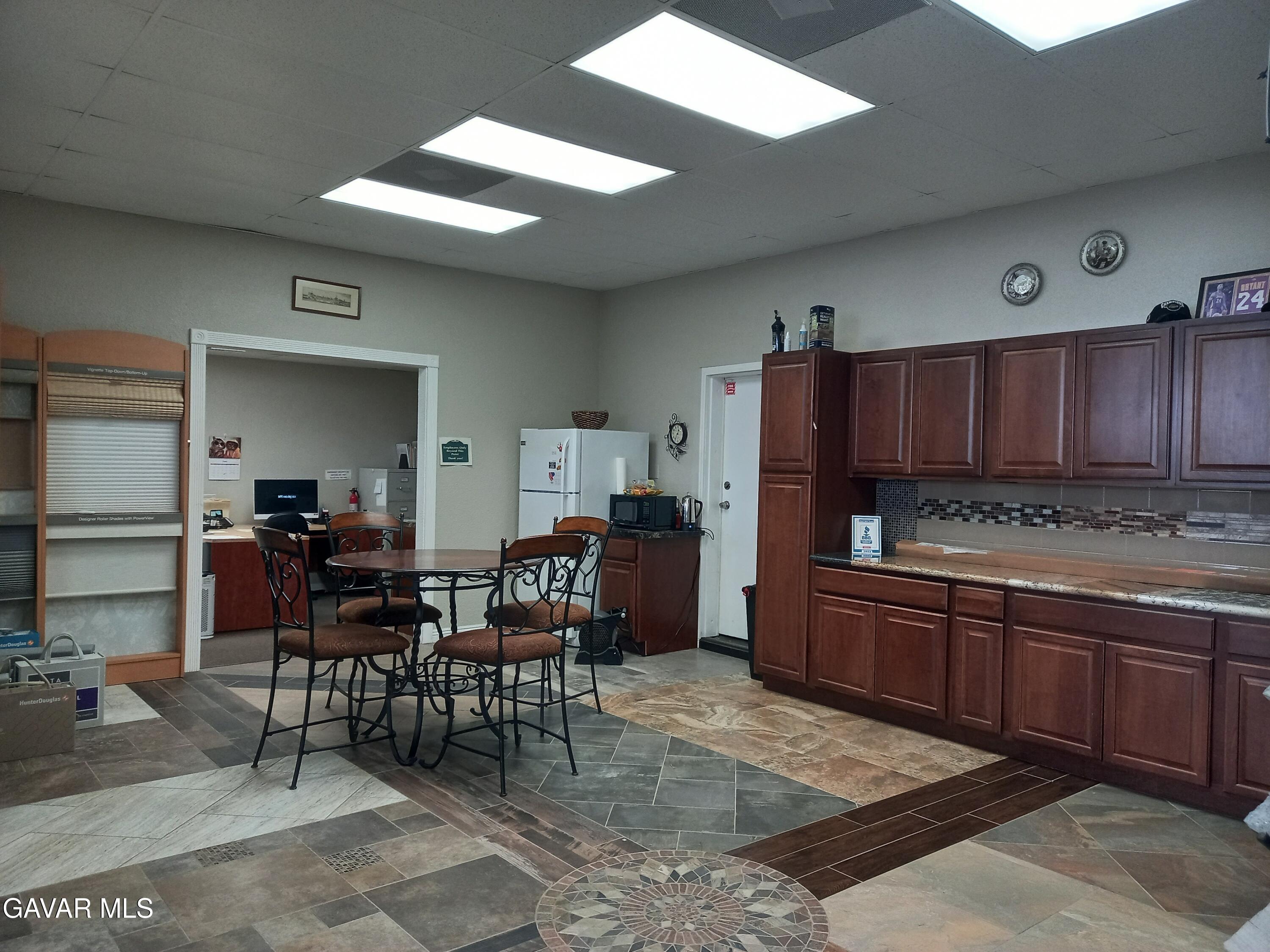 820 W Lancaster Boulevard Property Photo 8