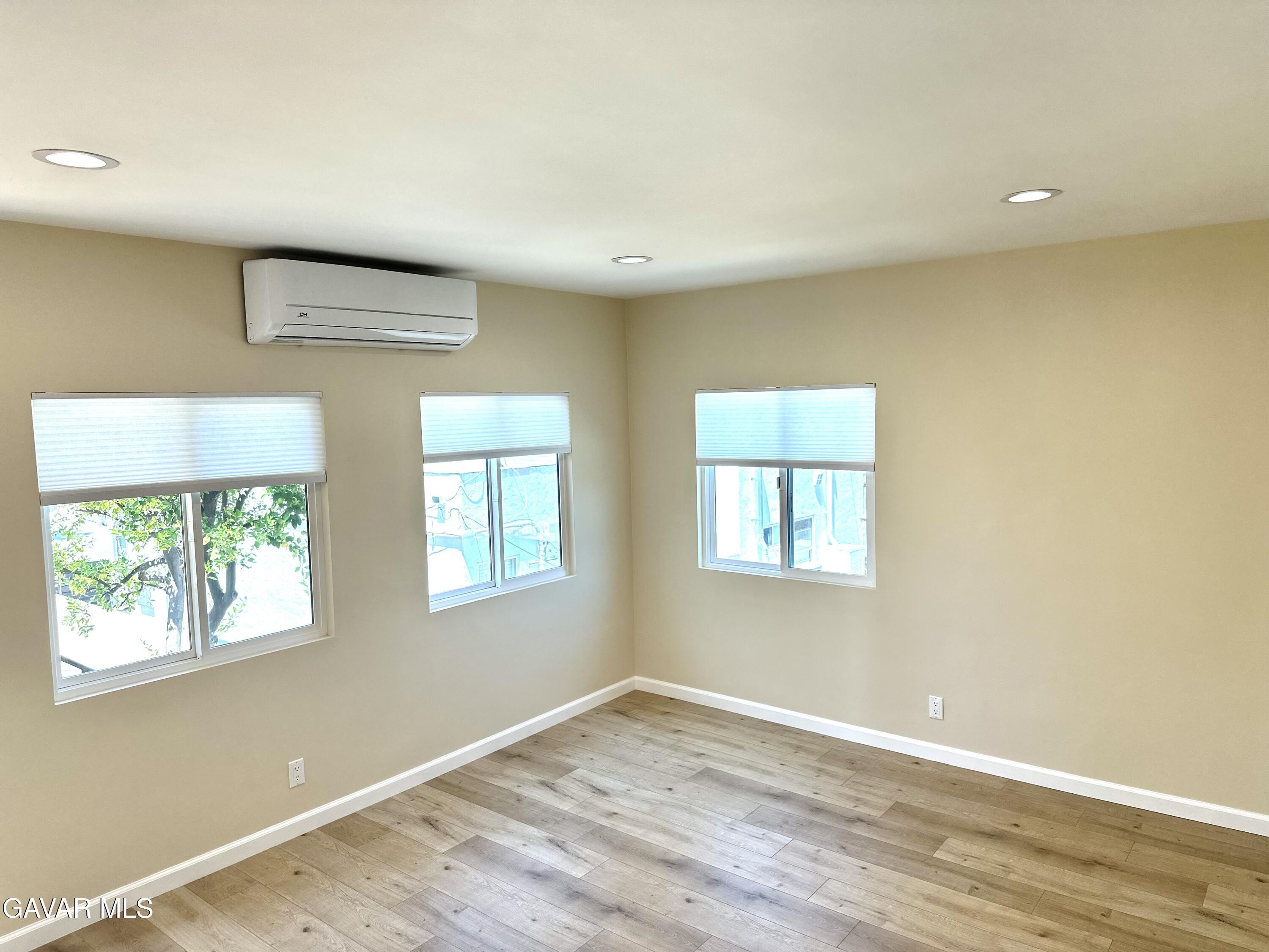 3803 Seneca Avenue Property Photo 7