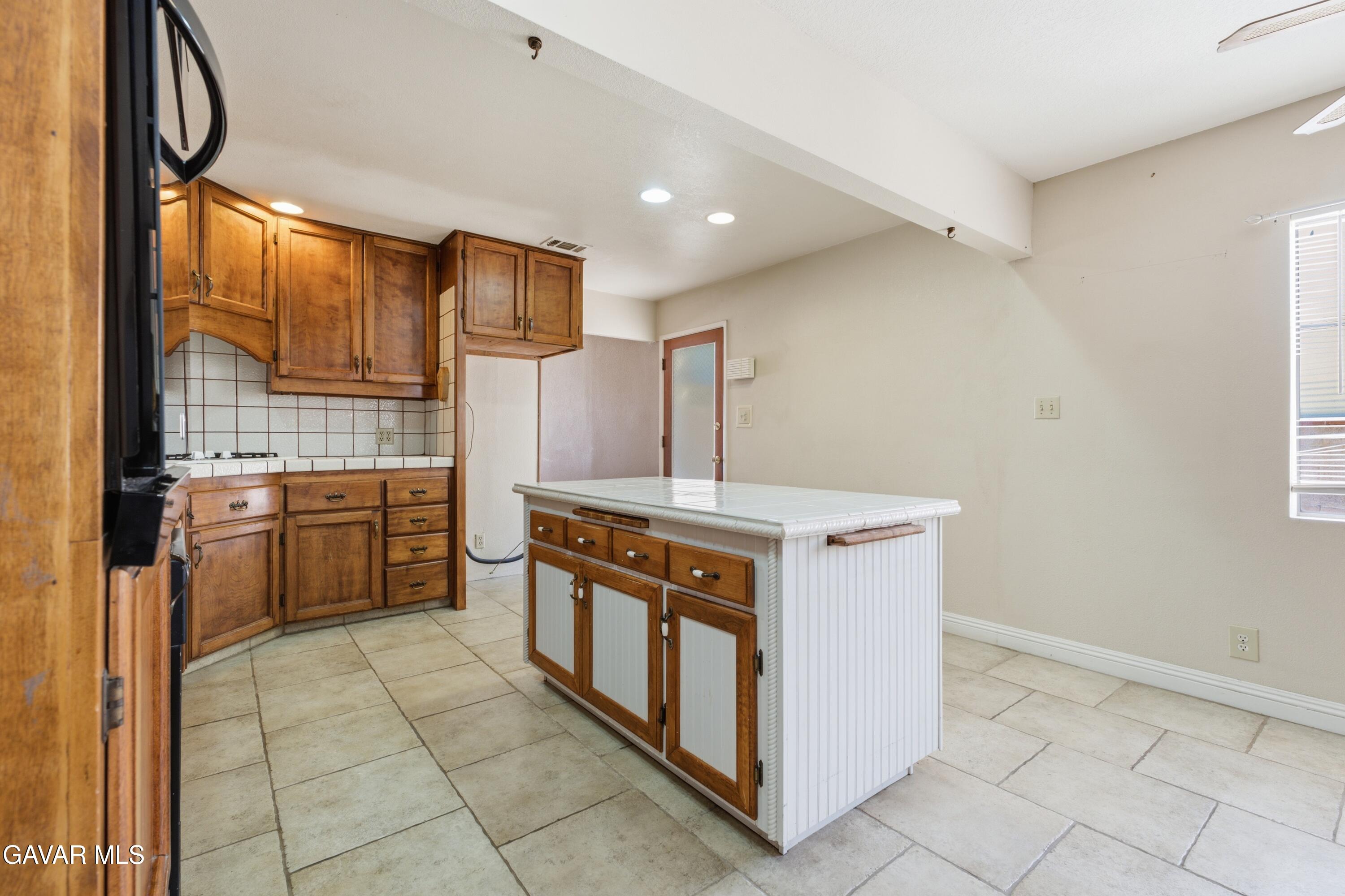 1222 West Avenue J15 Property Photo 9