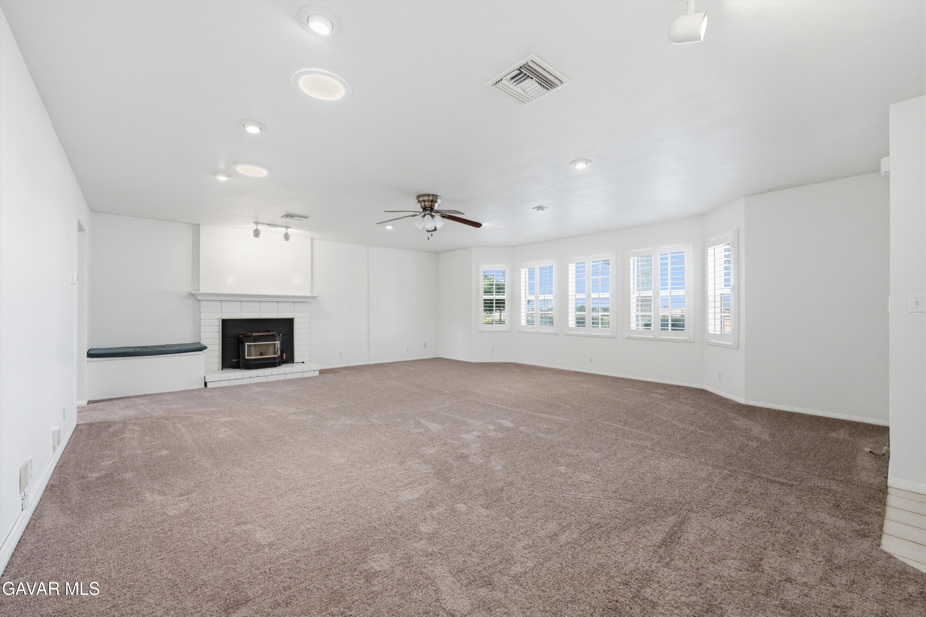 42123 W 45th Street Property Photo 3