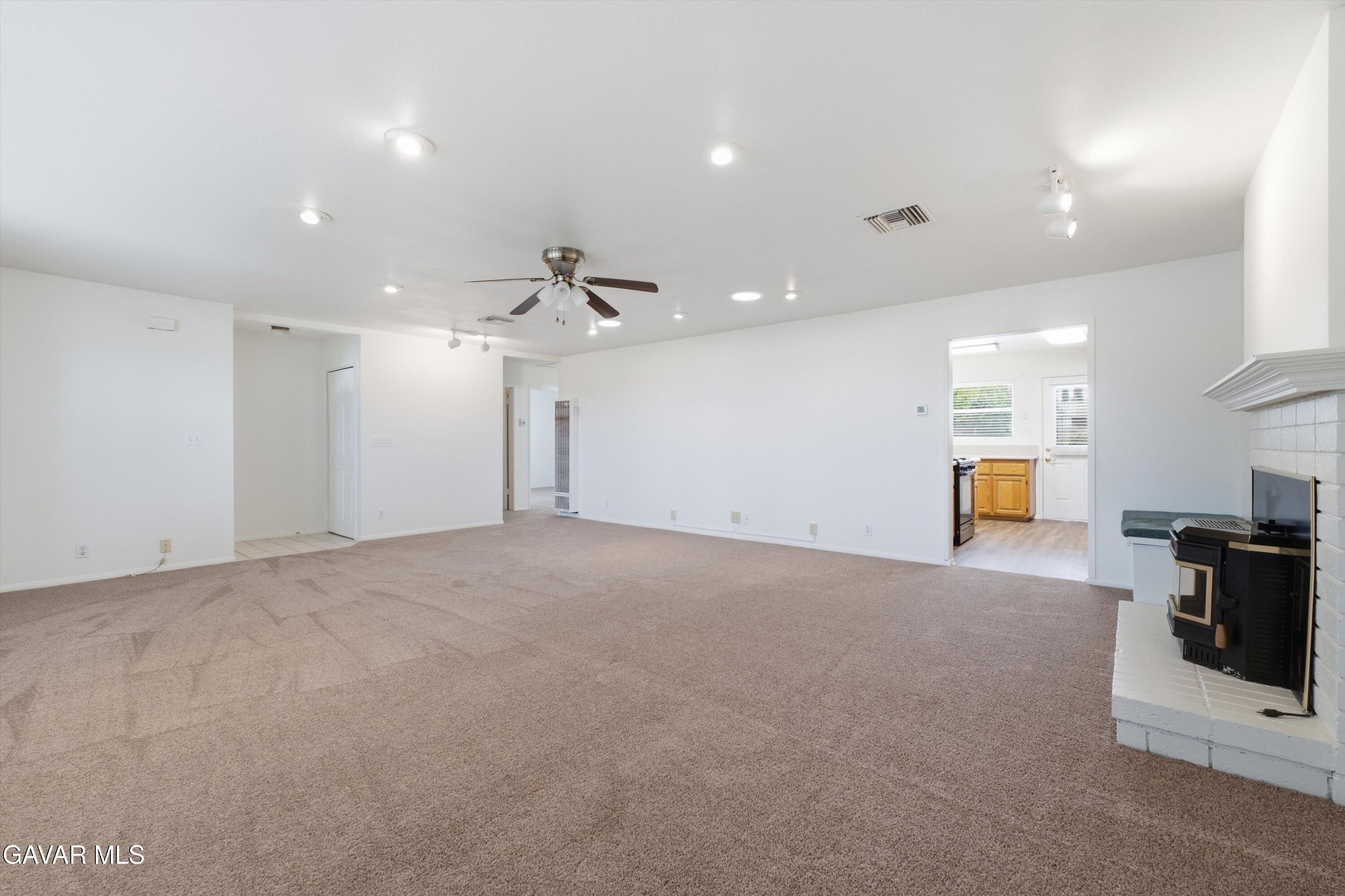 42123 W 45th Street Property Photo 4