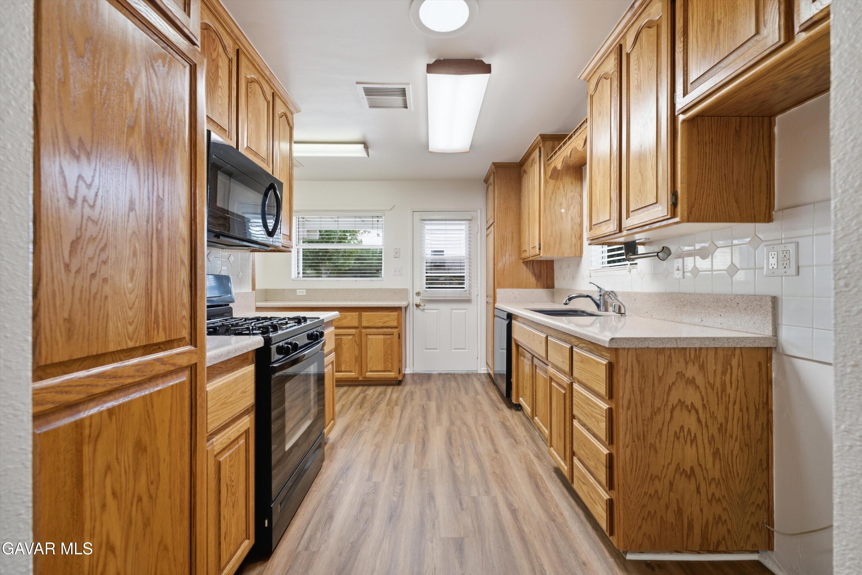 42123 W 45th Street Property Photo 5
