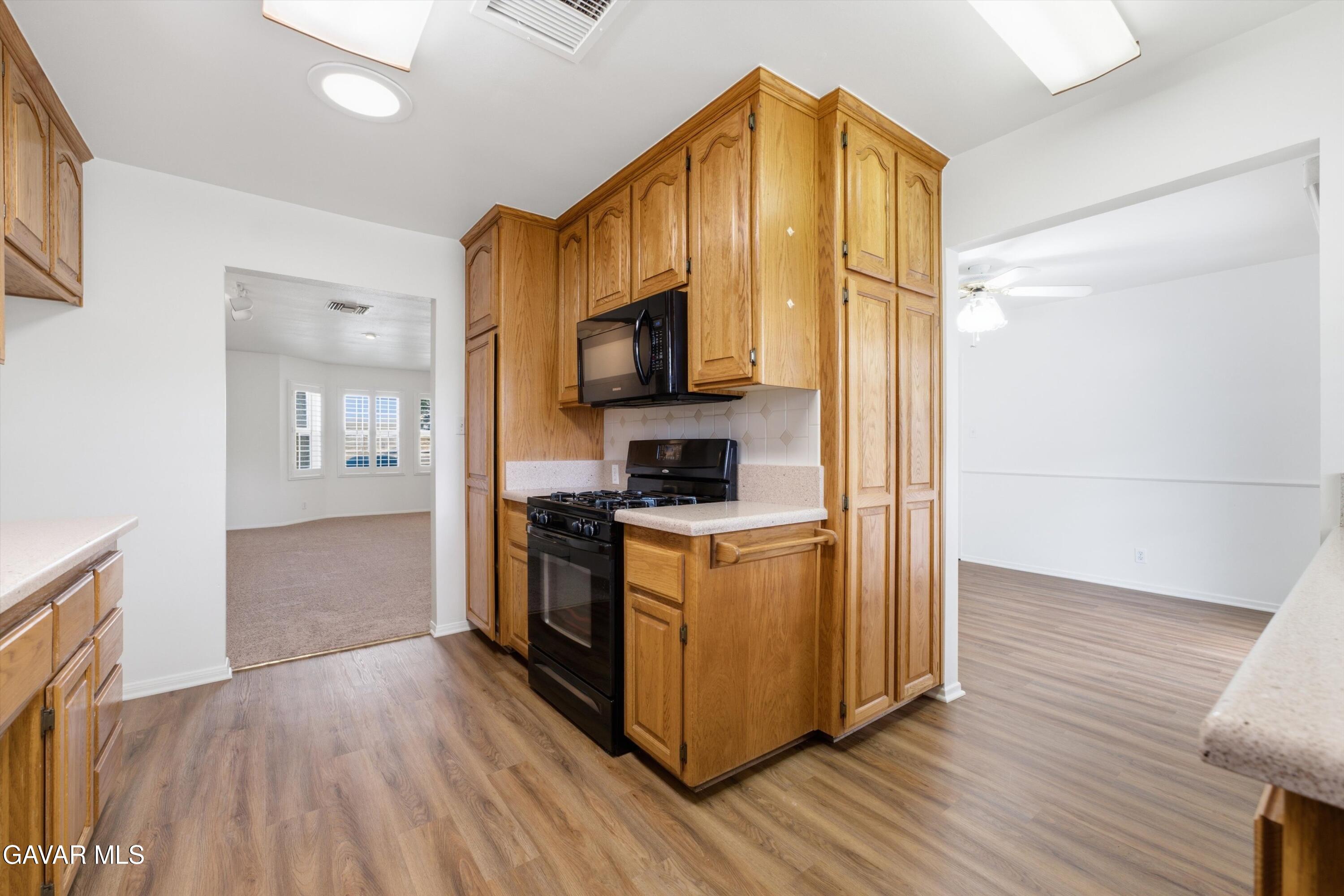 42123 W 45th Street Property Photo 7