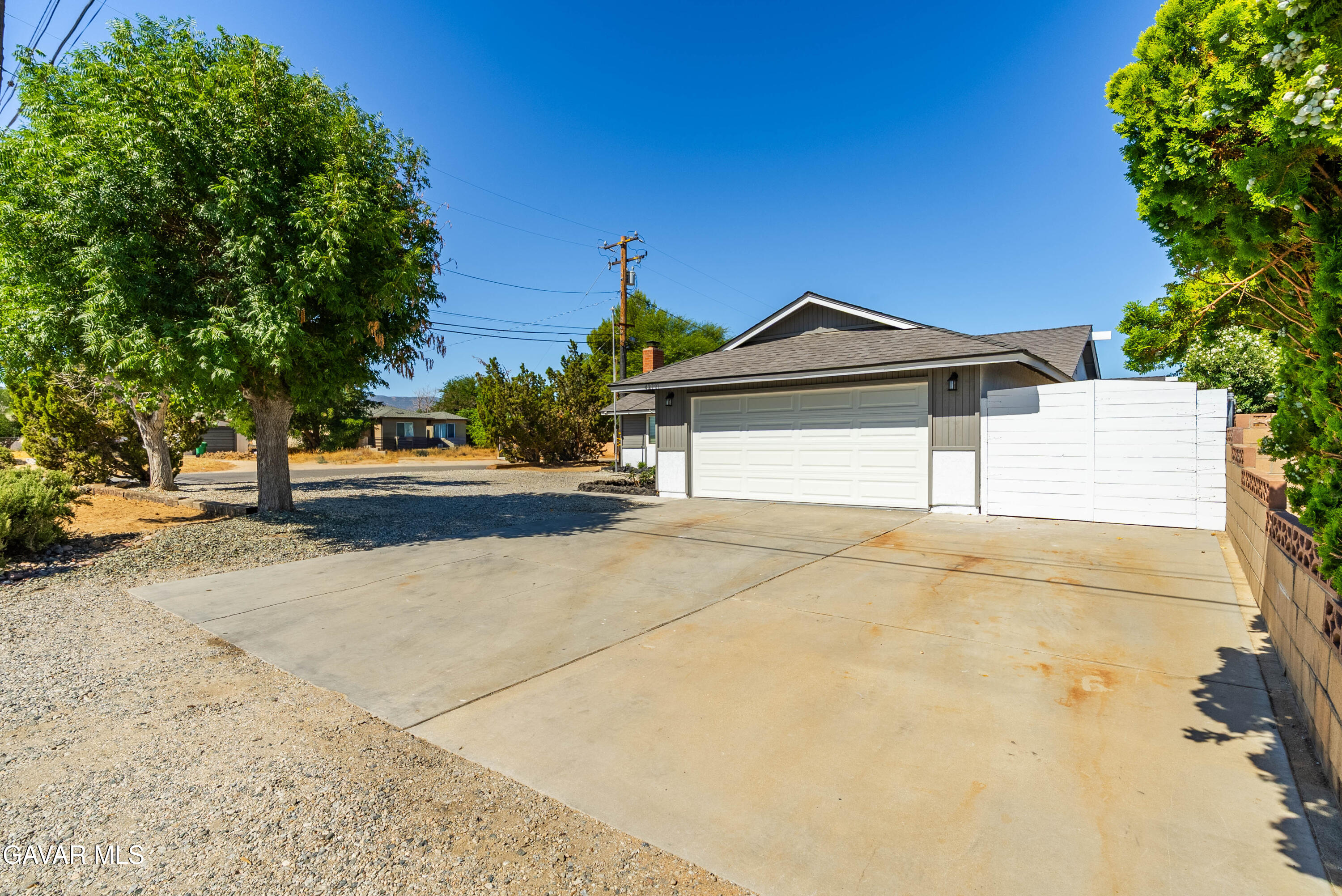 42701 W 40th Street Property Photo 4