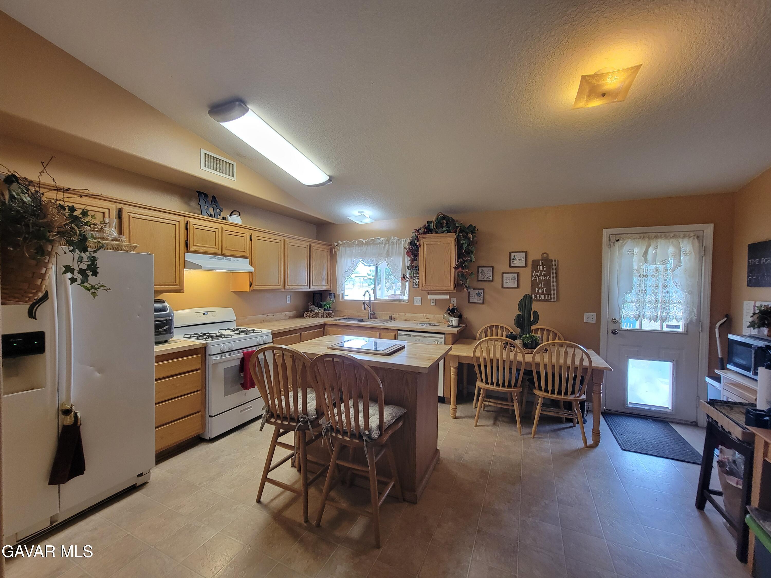 10216 E Avenue R 10 Property Photo 3