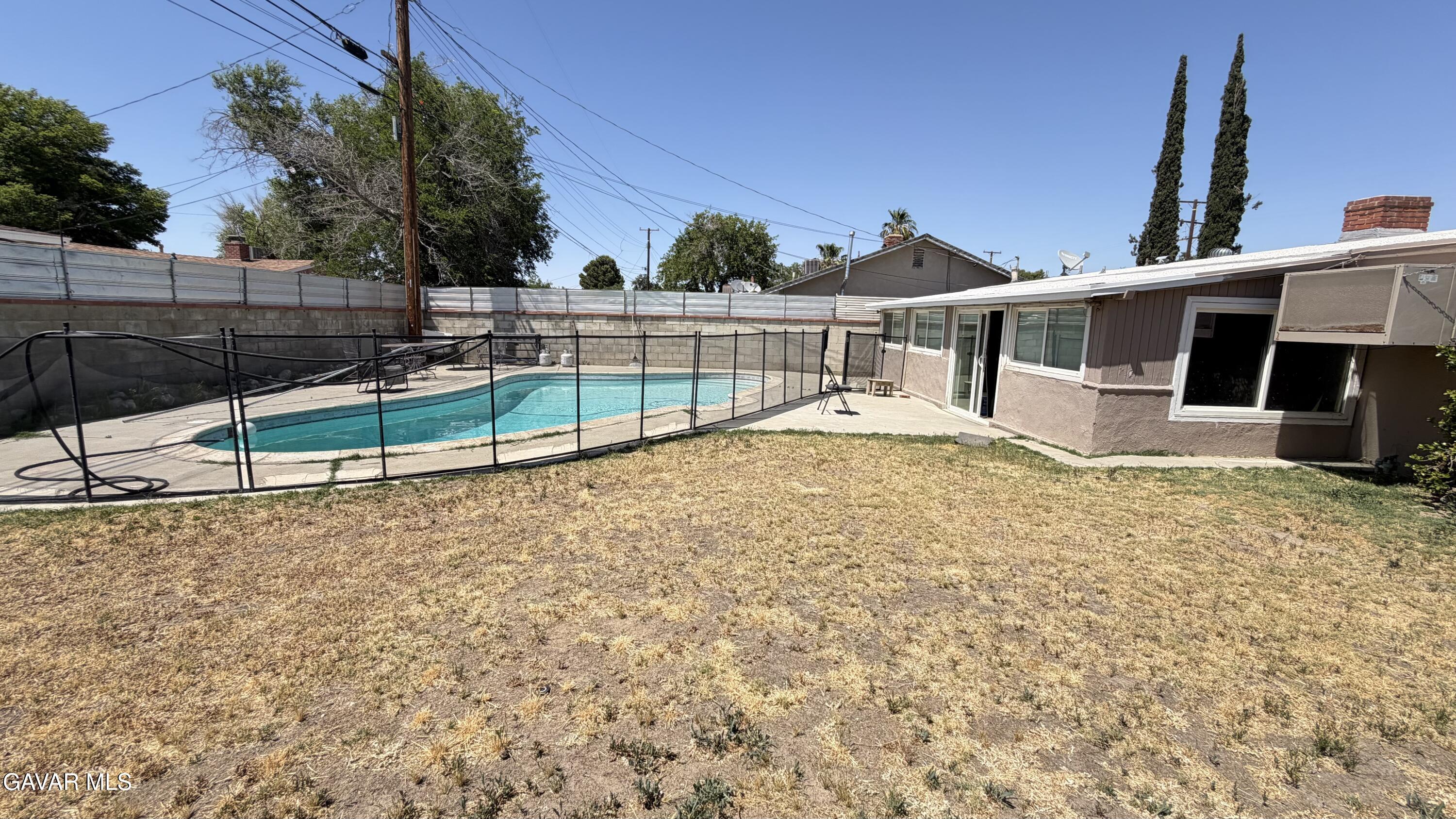 44423 3rd Street Property Photo 14