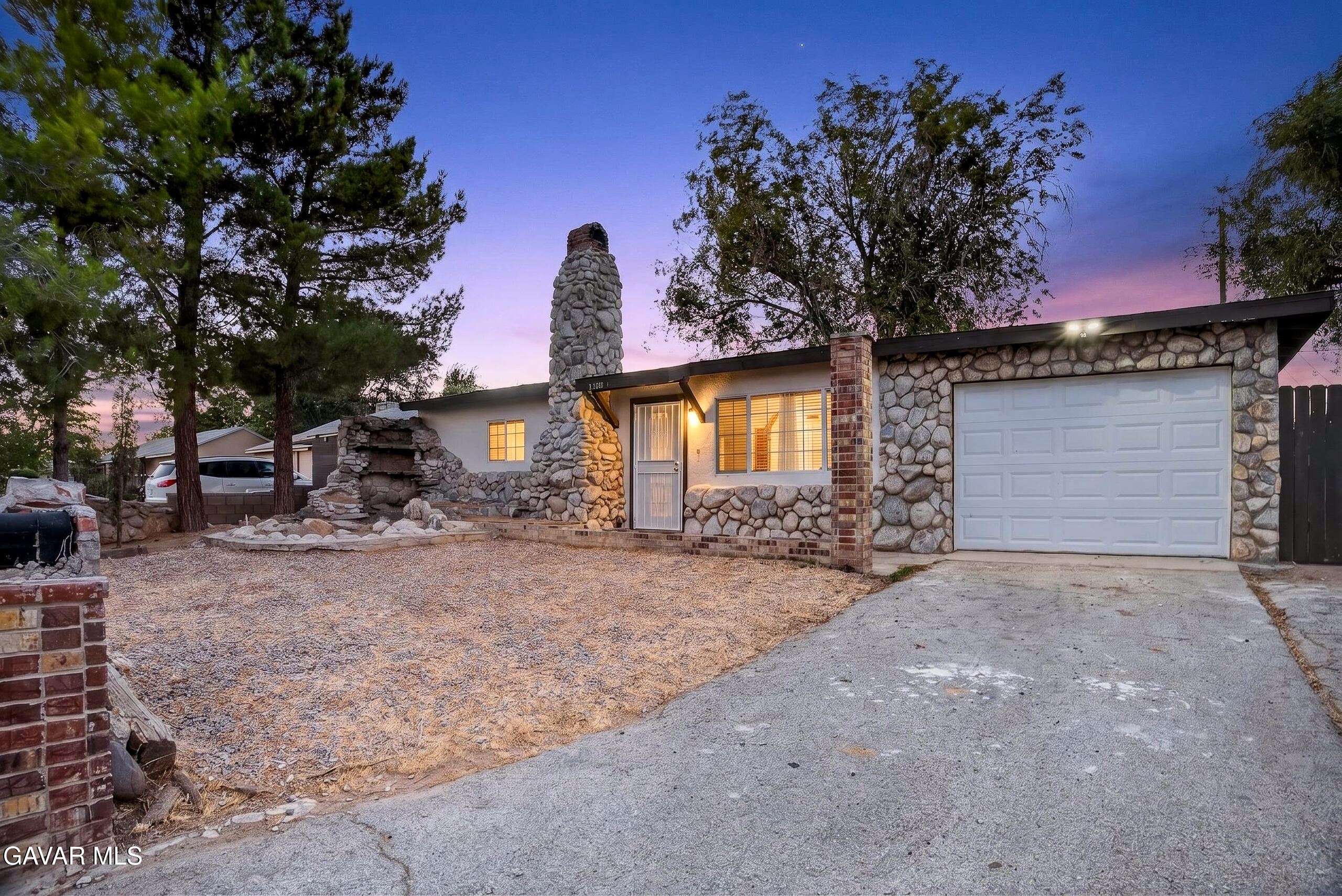 1109 W Oldfield Street Property Photo 1