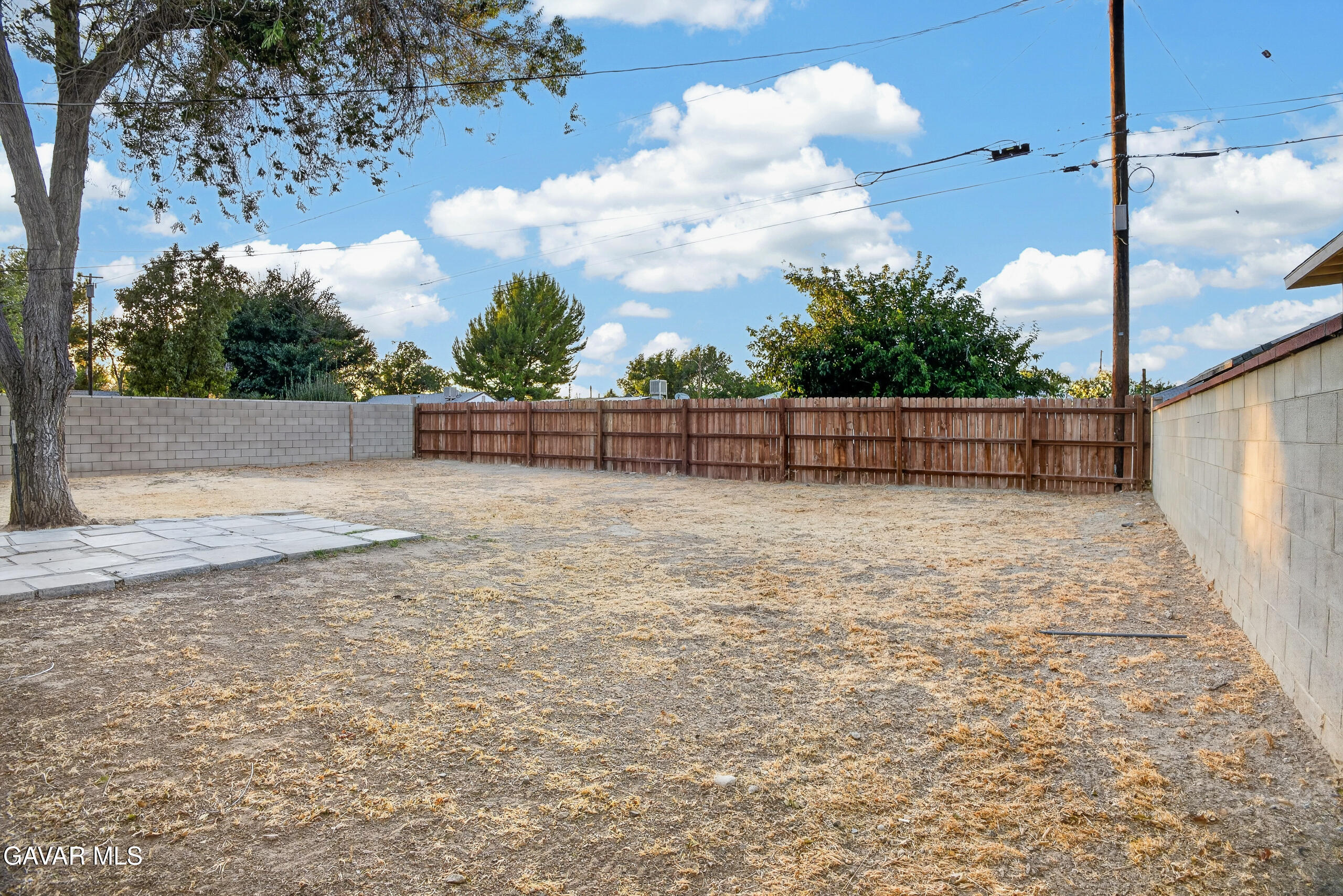 1109 W Oldfield Street Property Photo 2