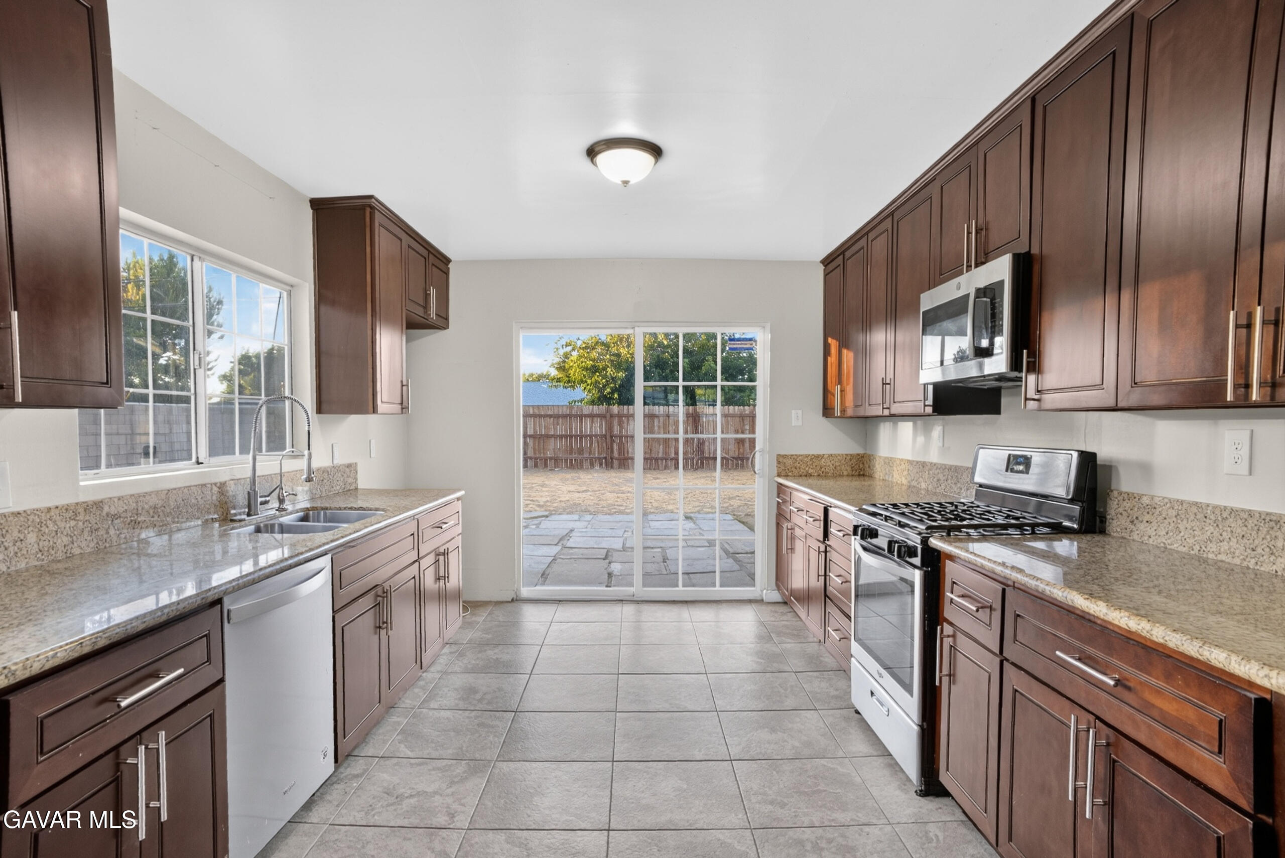 1109 W Oldfield Street Property Photo 3