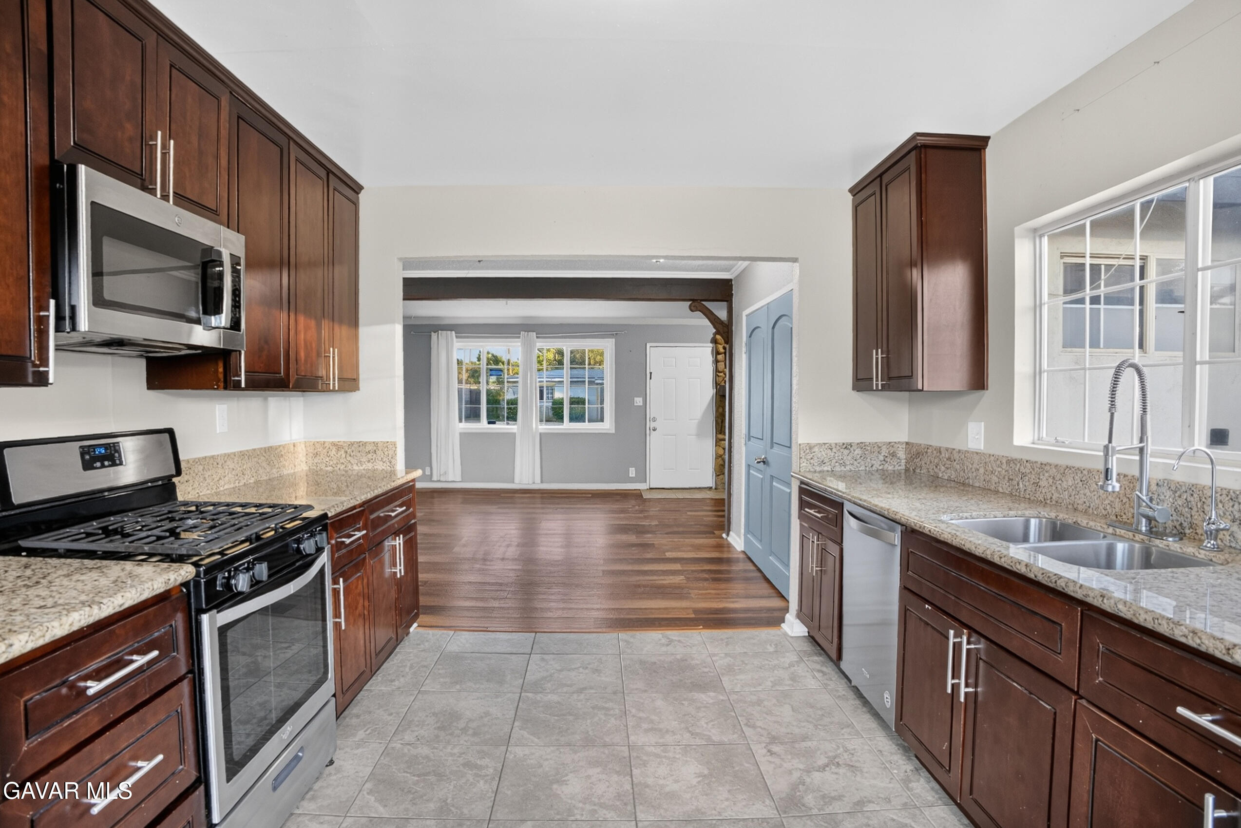 1109 W Oldfield Street Property Photo 5