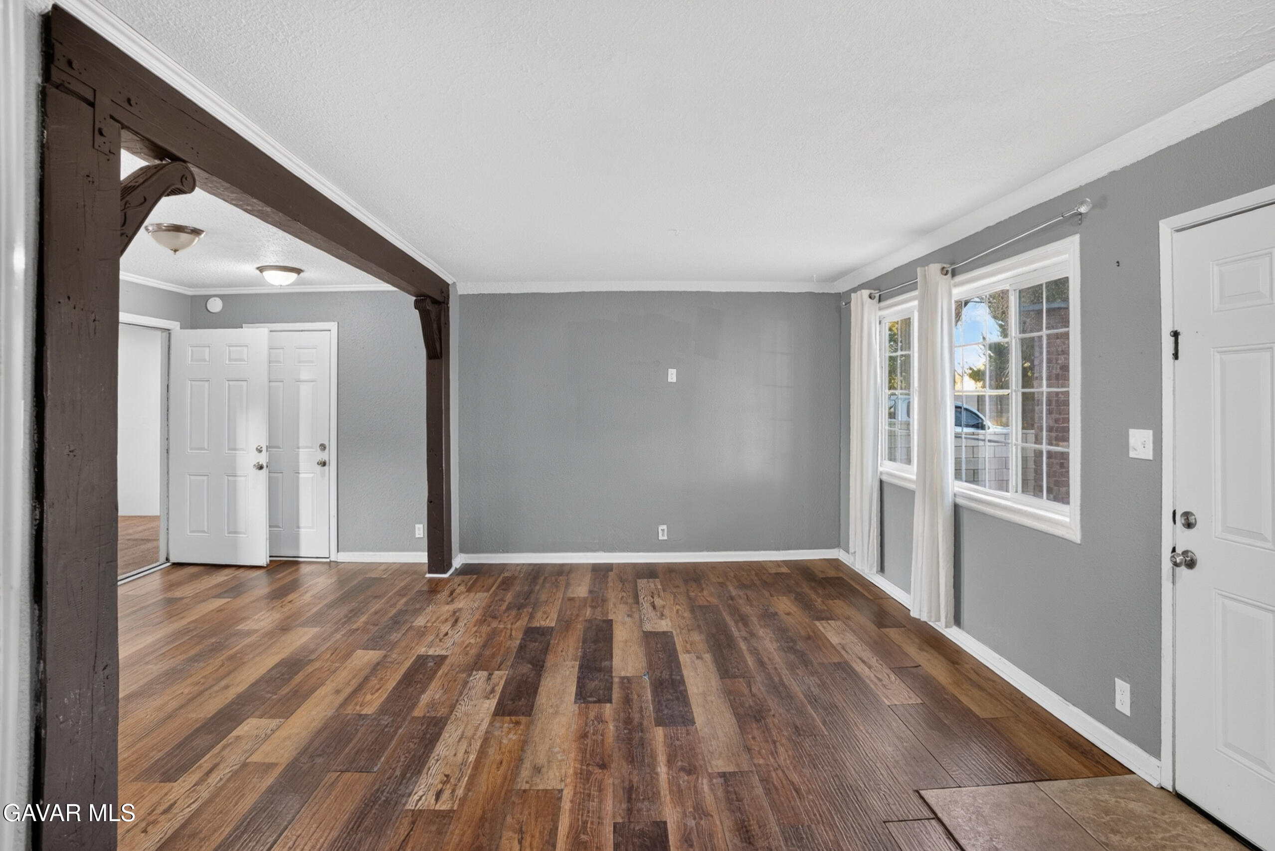 1109 W Oldfield Street Property Photo 6