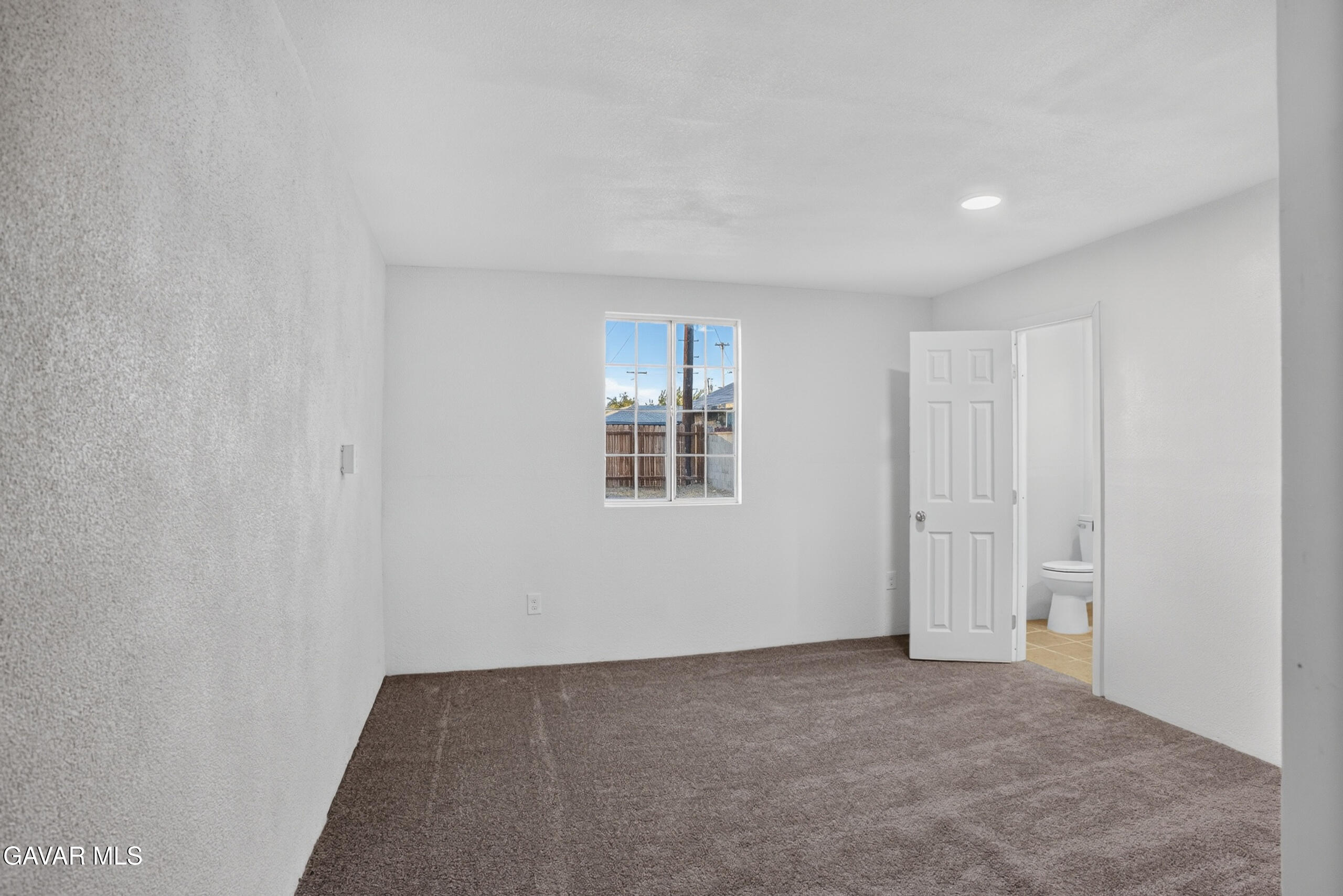 1109 W Oldfield Street Property Photo 8