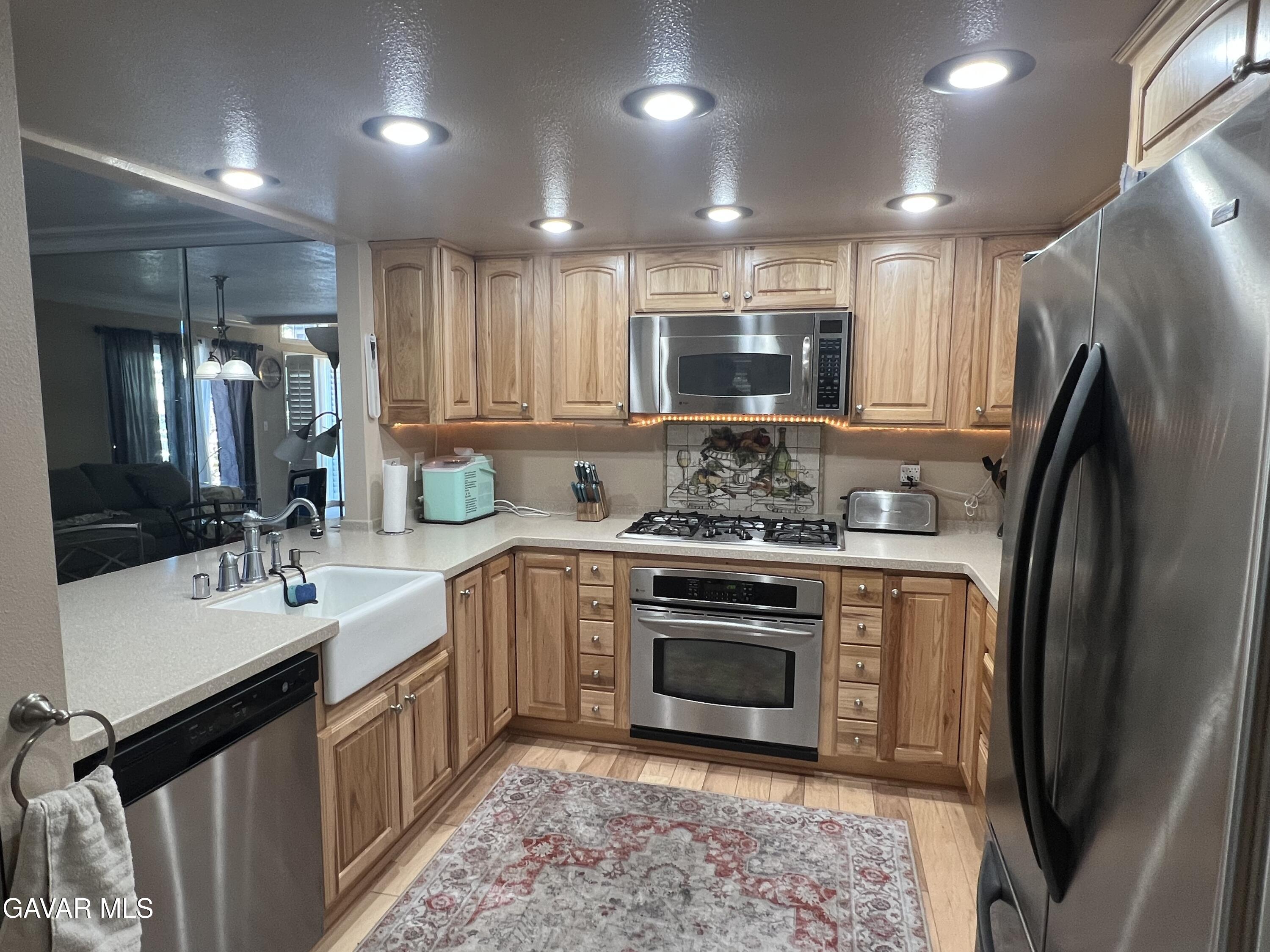 18571 Glenview Court Property Photo 4