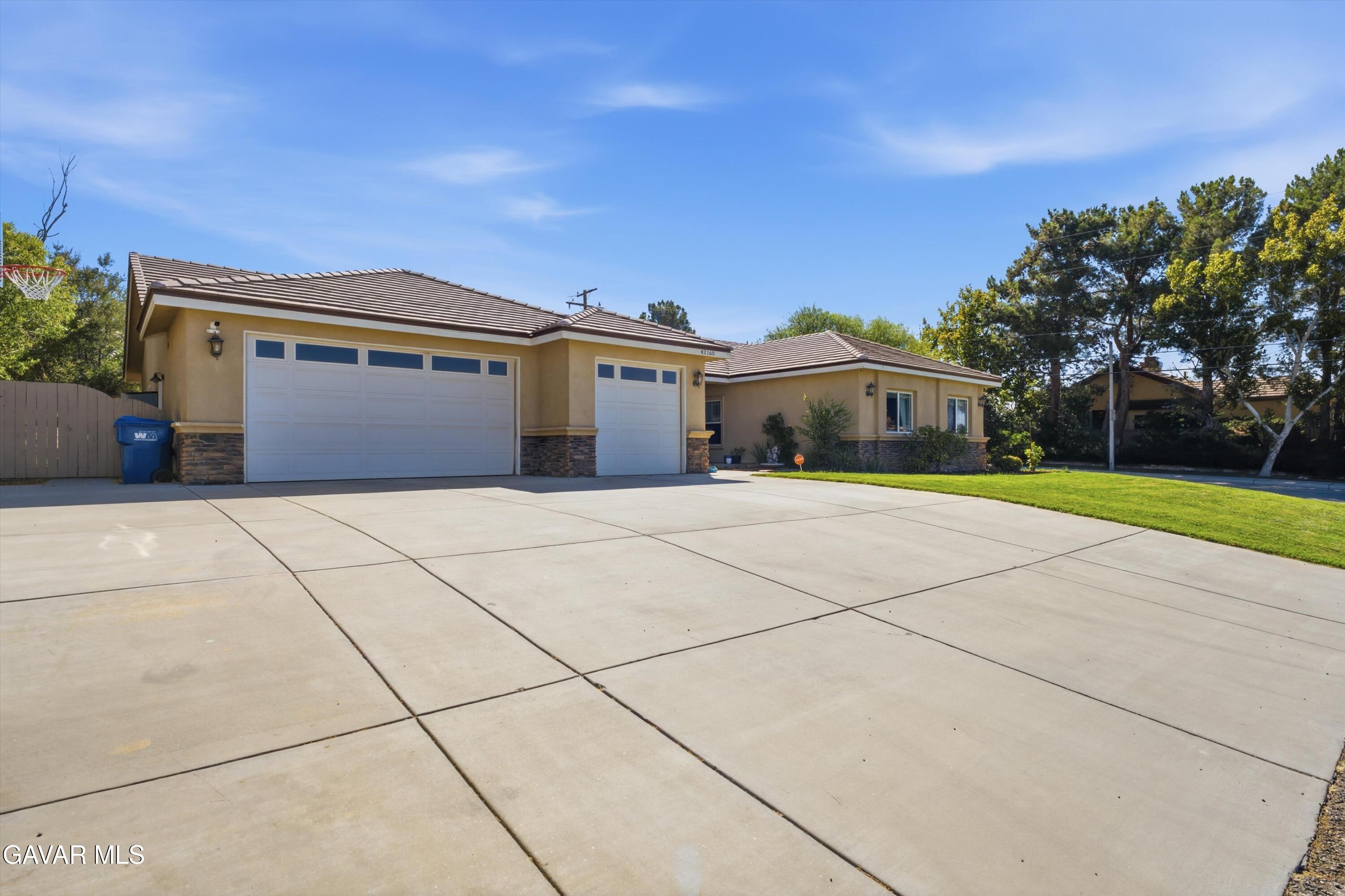 42165 Silver Puffs Drive Property Photo 3