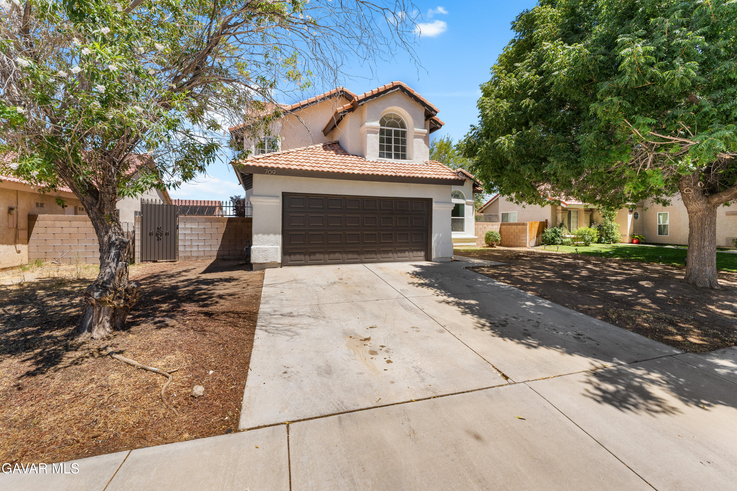 709 E Whitlatch Drive Property Photo 2